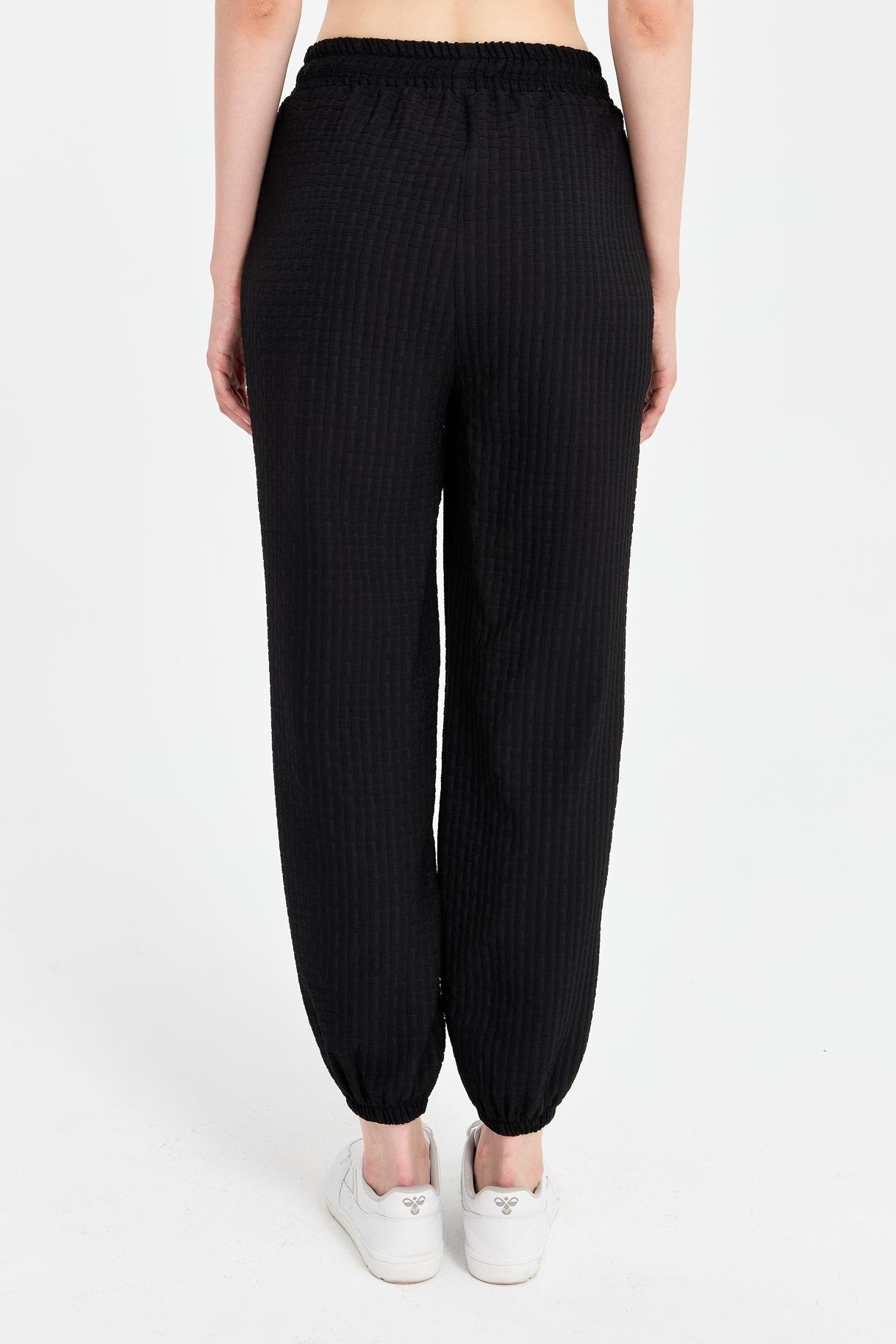 Paçası ve Beli Lastikli Dokulu Pantolon - SİYAH