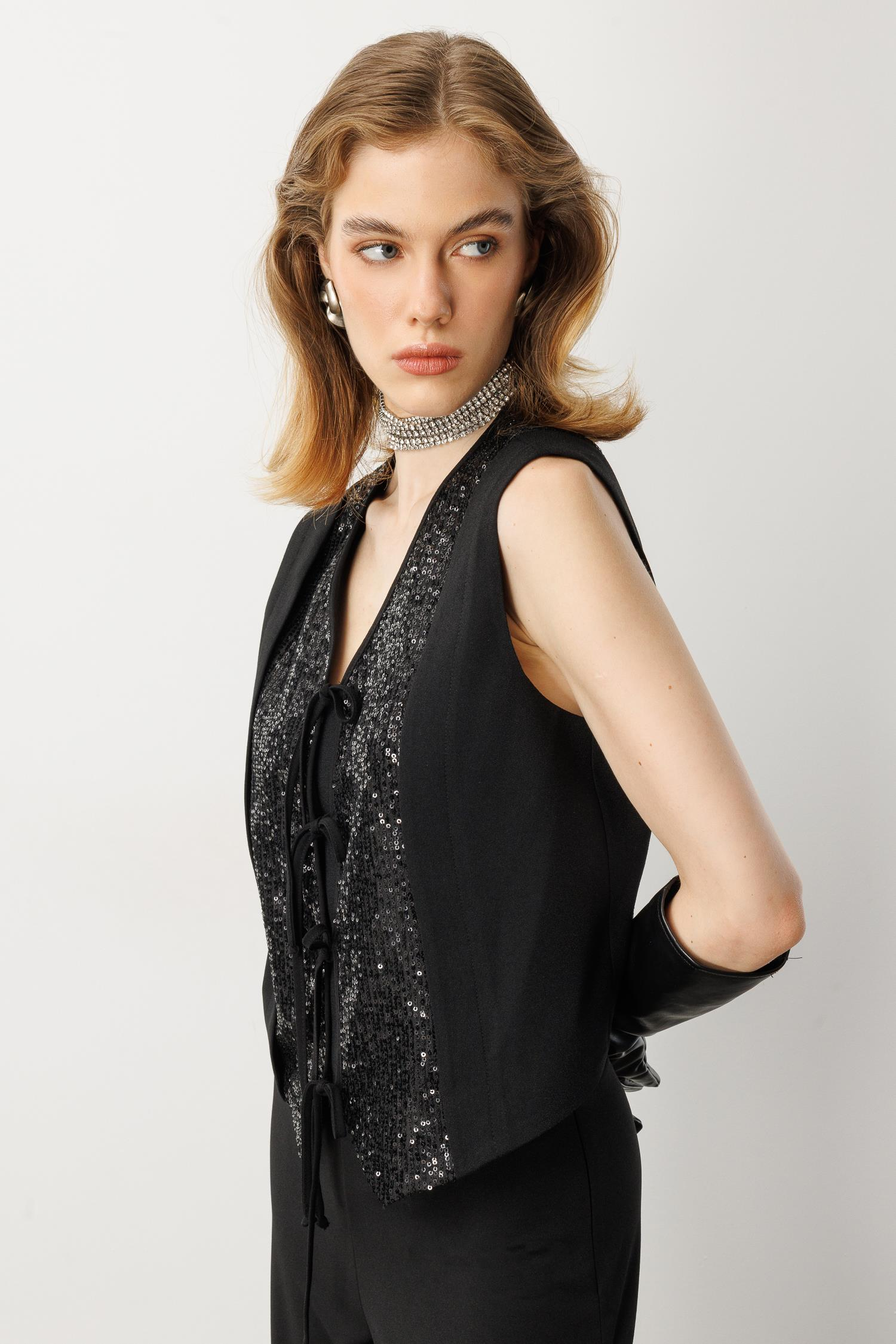 Payet İşlemeli Krep Yelek-SİYAH