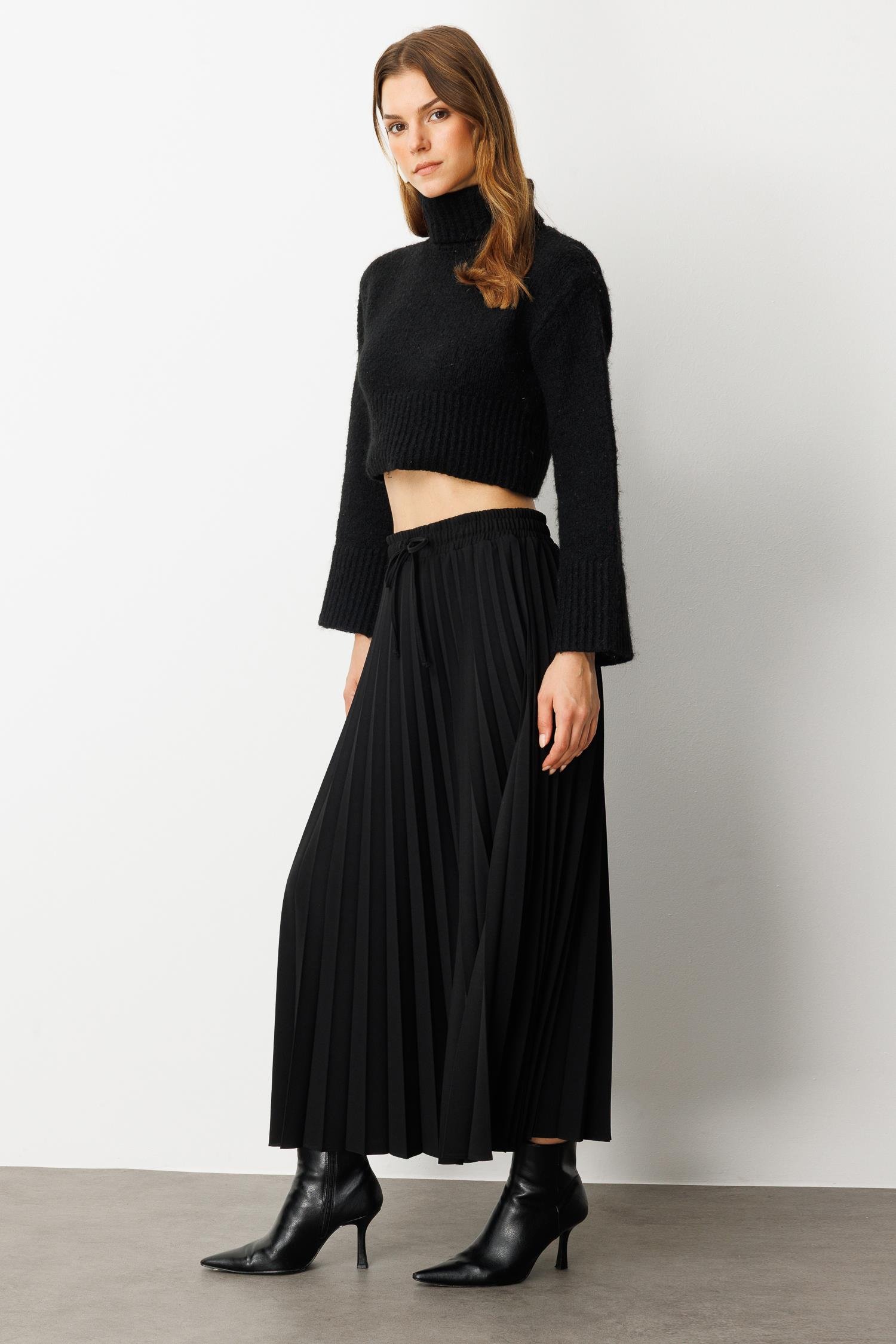 Pileli Krep Etek-SİYAH