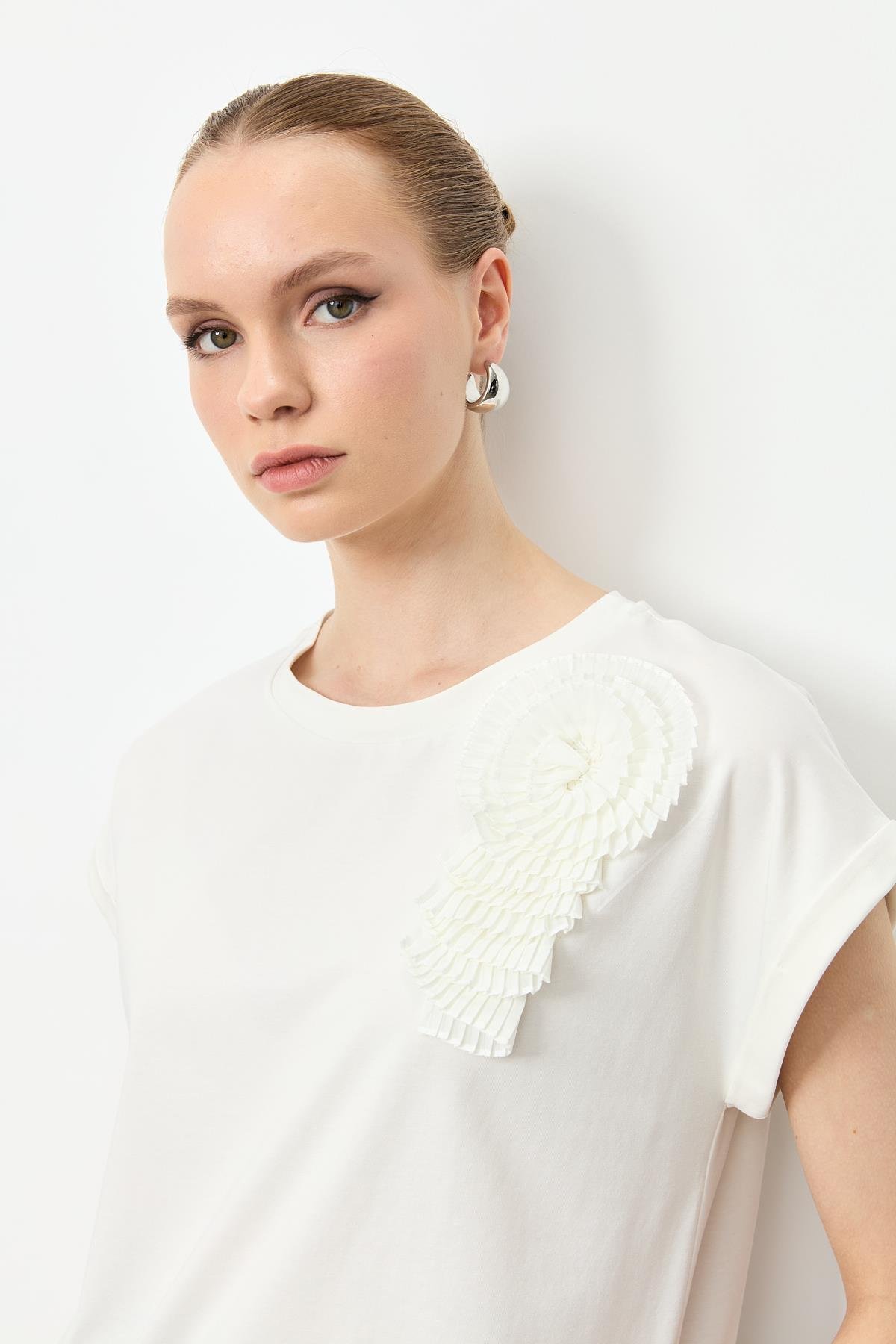 Pilise Çiçek Detaylı Bluz-KEMIK