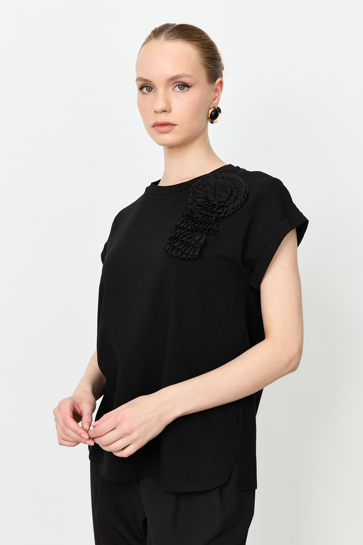 Pilise Çiçek Detaylı Bluz-SİYAH