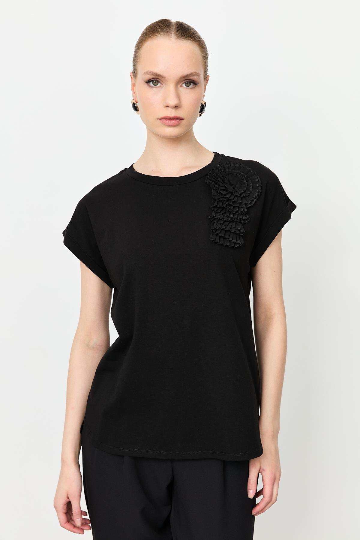 Pilise Çiçek Detaylı Bluz-SİYAH
