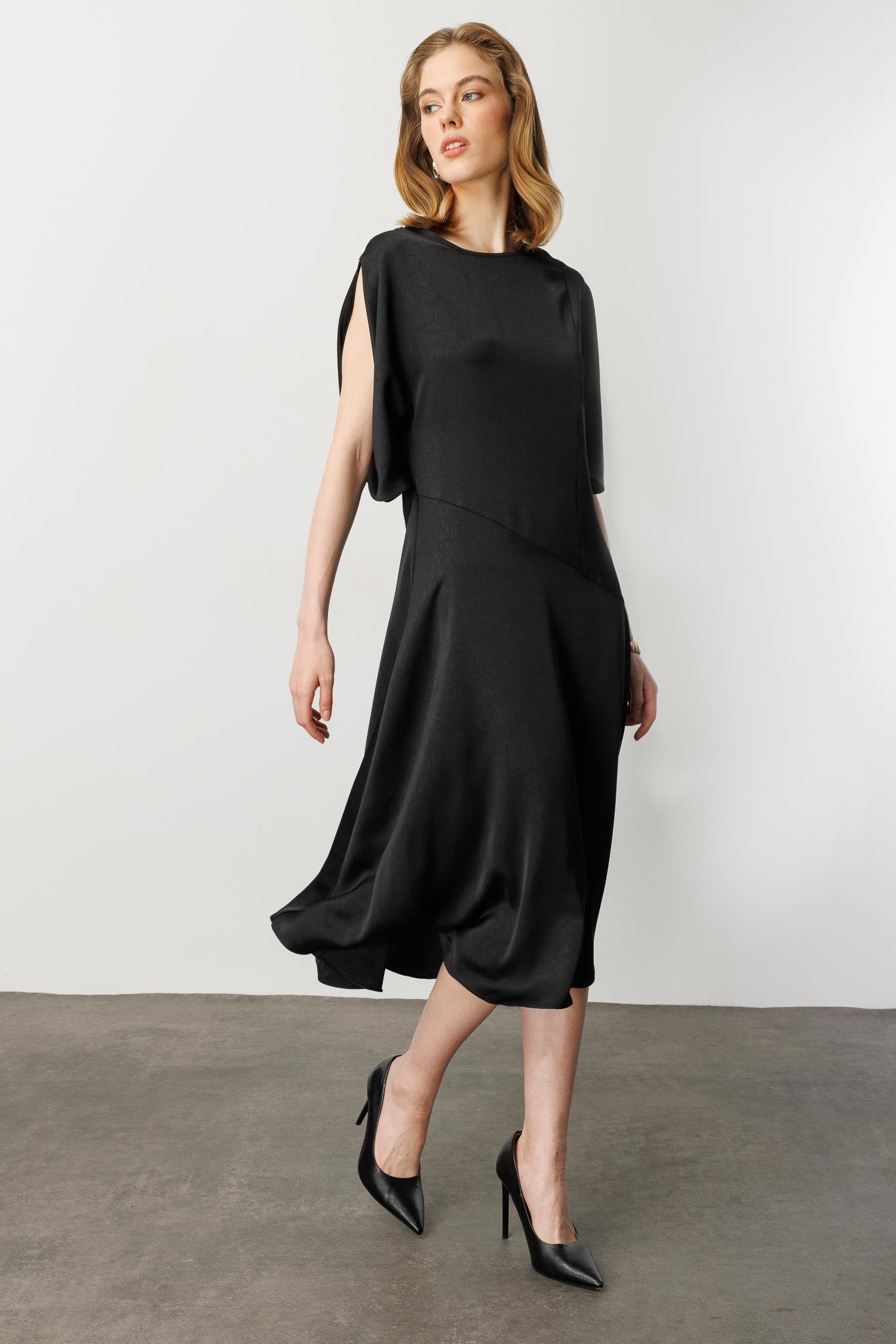 Saten Görünüm Kol Detaylı Elbise-SİYAH