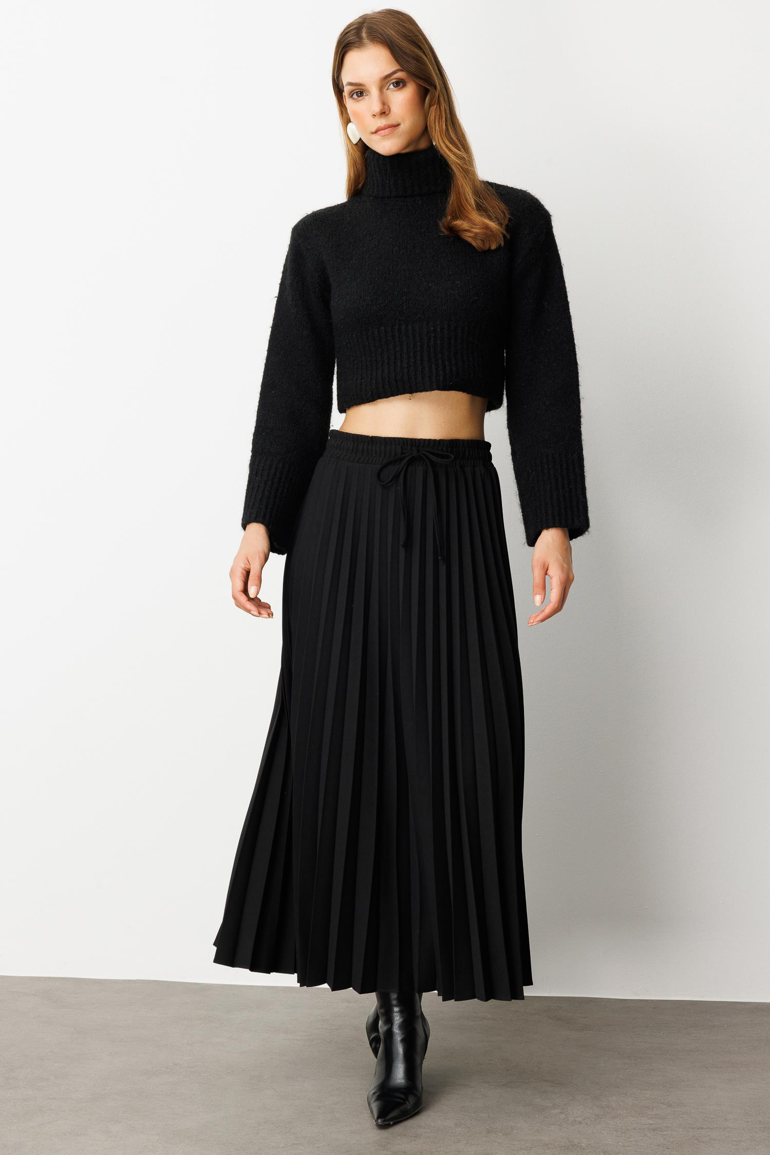 Saten Görünüm Yırtmaç Detaylı Etek-SİYAH