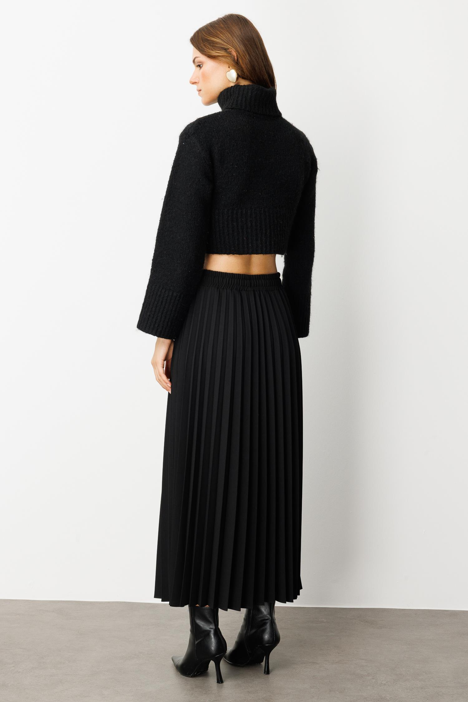 Saten Görünüm Yırtmaç Detaylı Etek-SİYAH