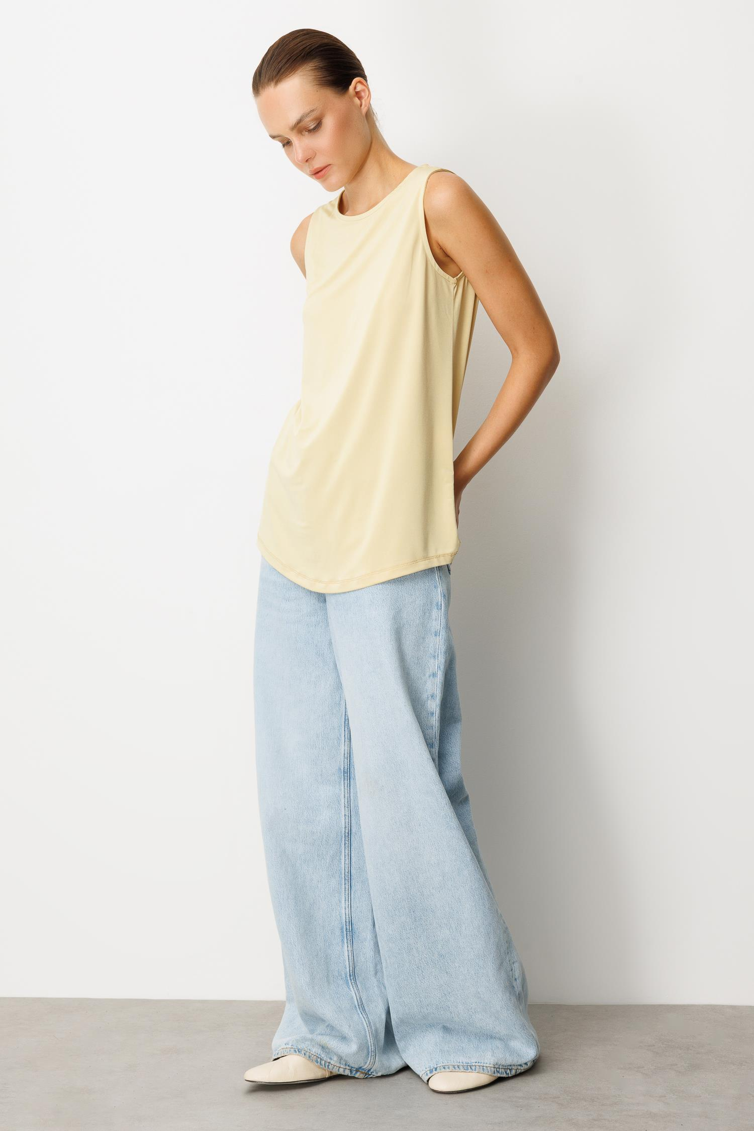 Sırt Detaylı Kolsuz Bluz-SARI