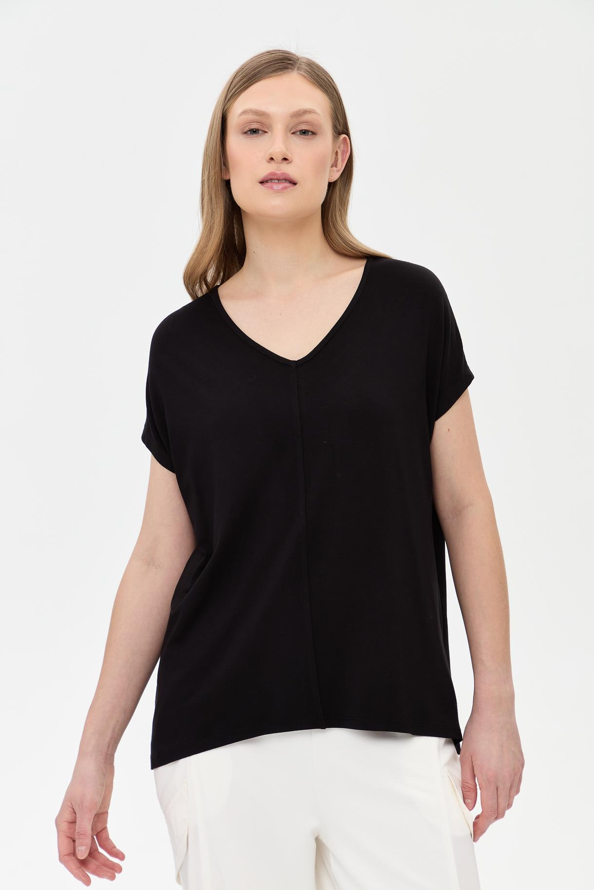 V Yaka Önü Dikiş Detaylı Tişört - SİYAH