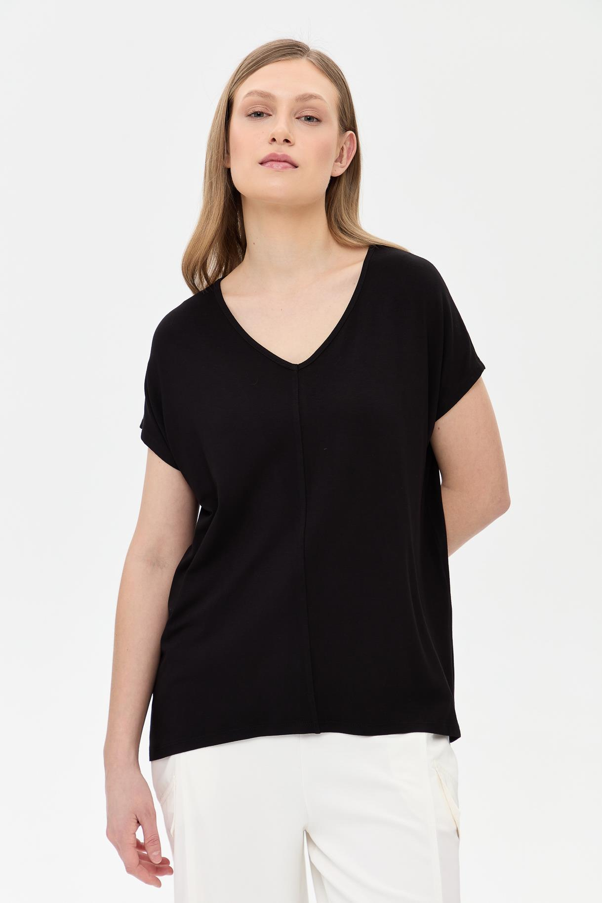 V Yaka Önü Dikiş Detaylı Tişört - SİYAH
