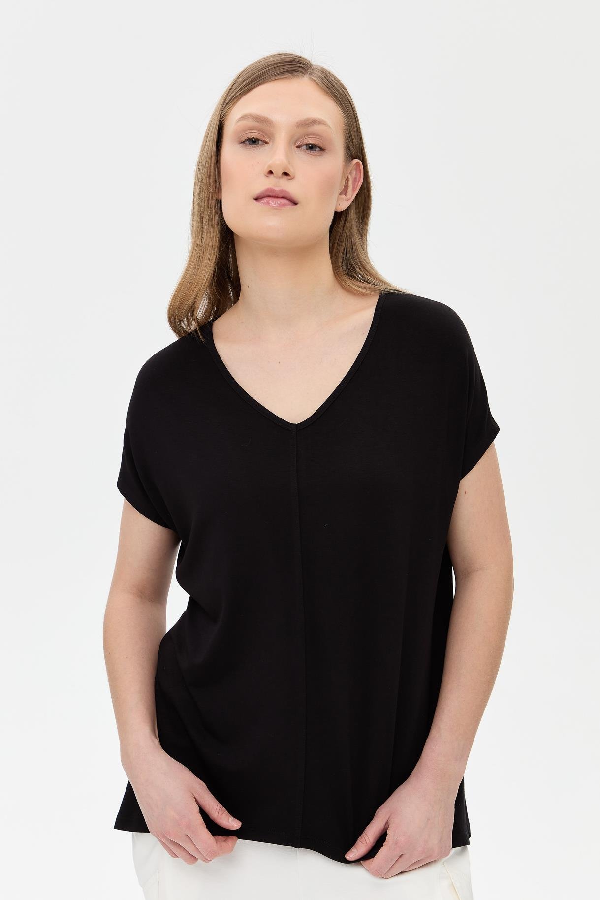 V Yaka Önü Dikiş Detaylı Tişört - SİYAH