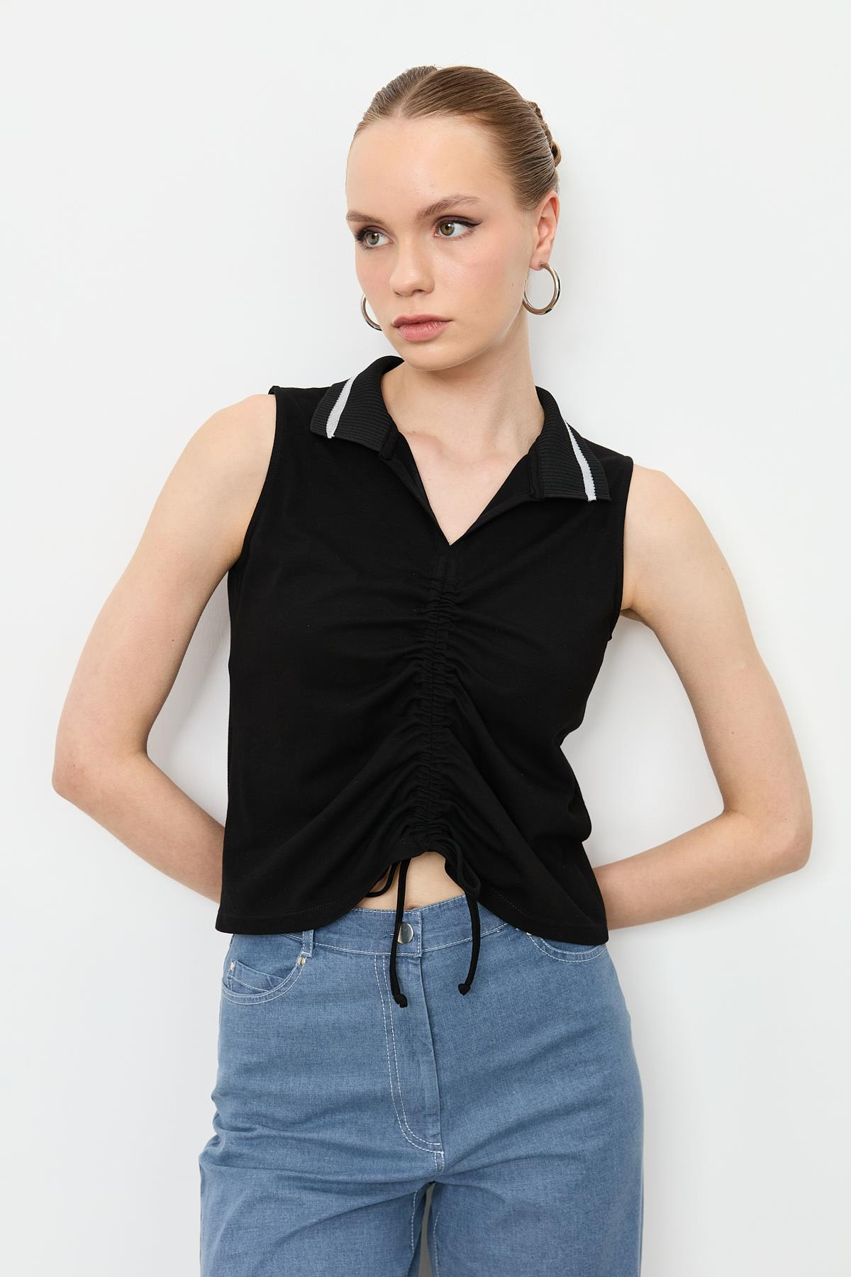 Yaka Detaylı Kolsuz Bluz-SİYAH