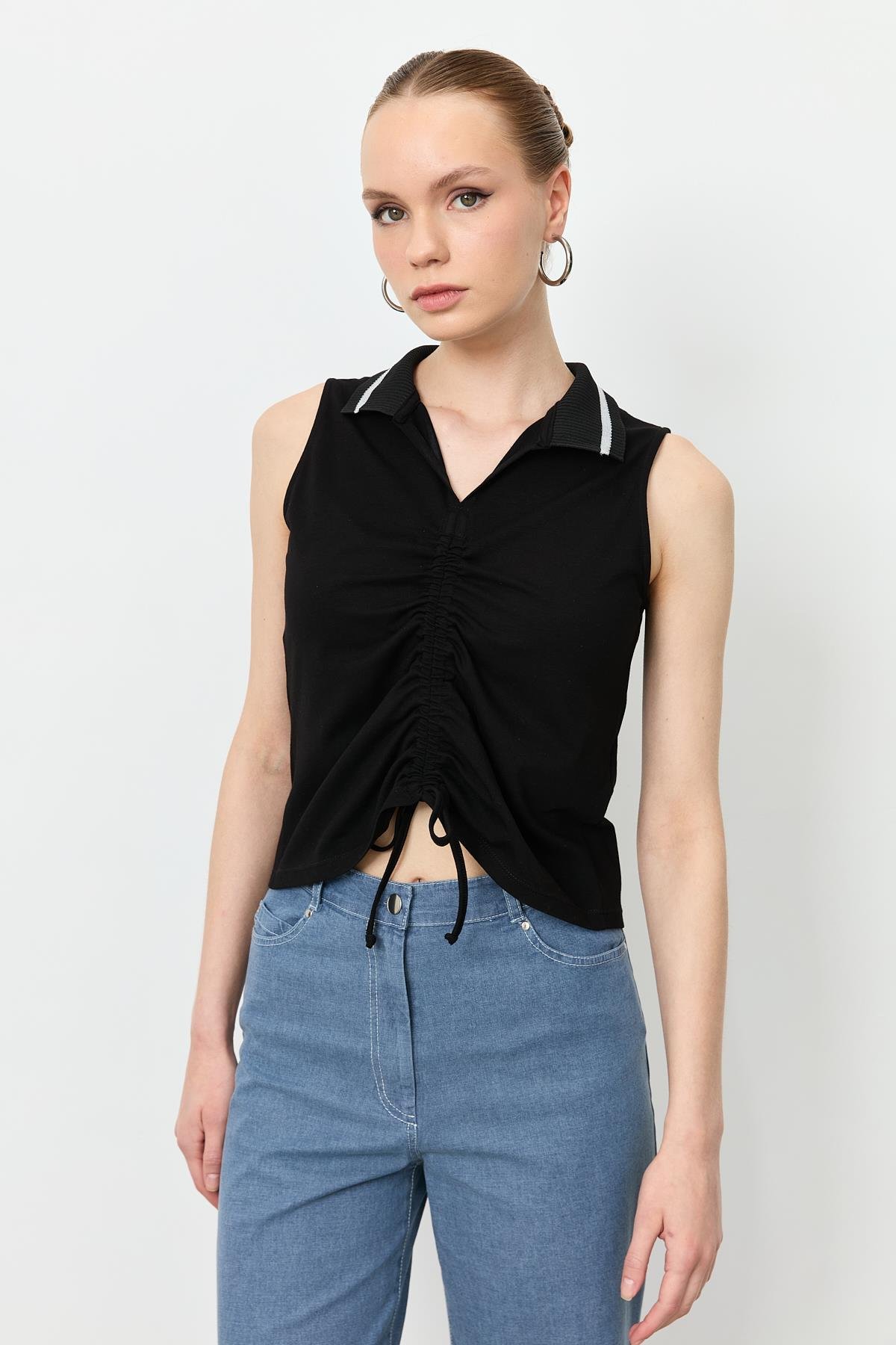 Yaka Detaylı Kolsuz Bluz-SİYAH