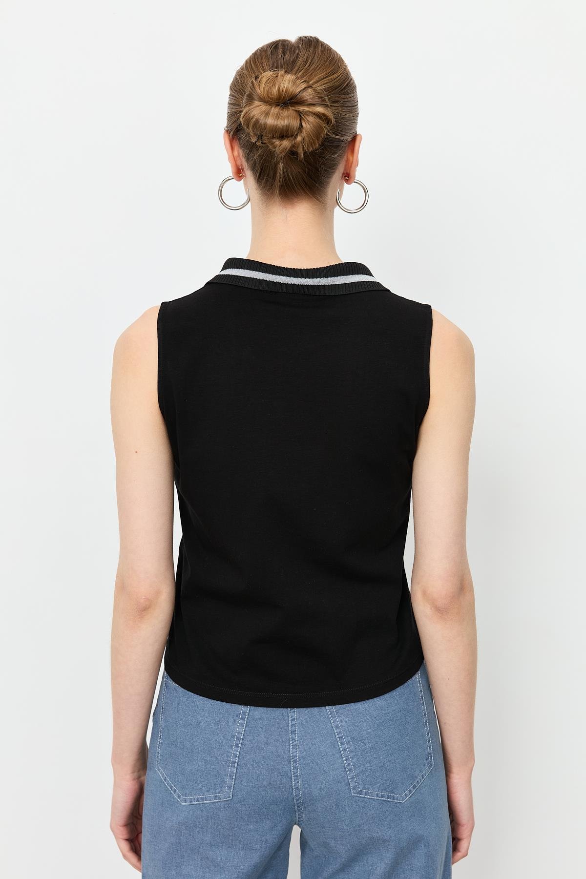 Yaka Detaylı Kolsuz Bluz-SİYAH