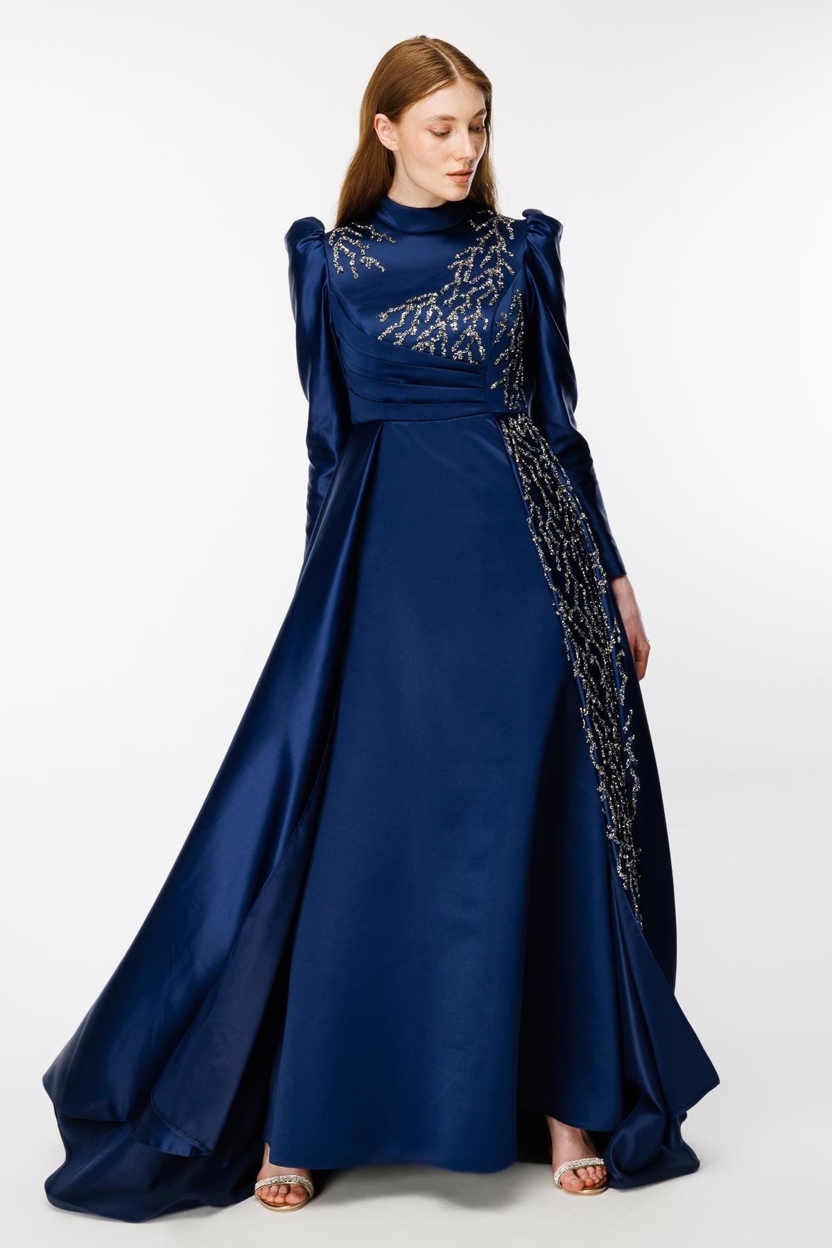 Yaka Ve Eteği İşlemeli Kuyruklu Abiye - LACI