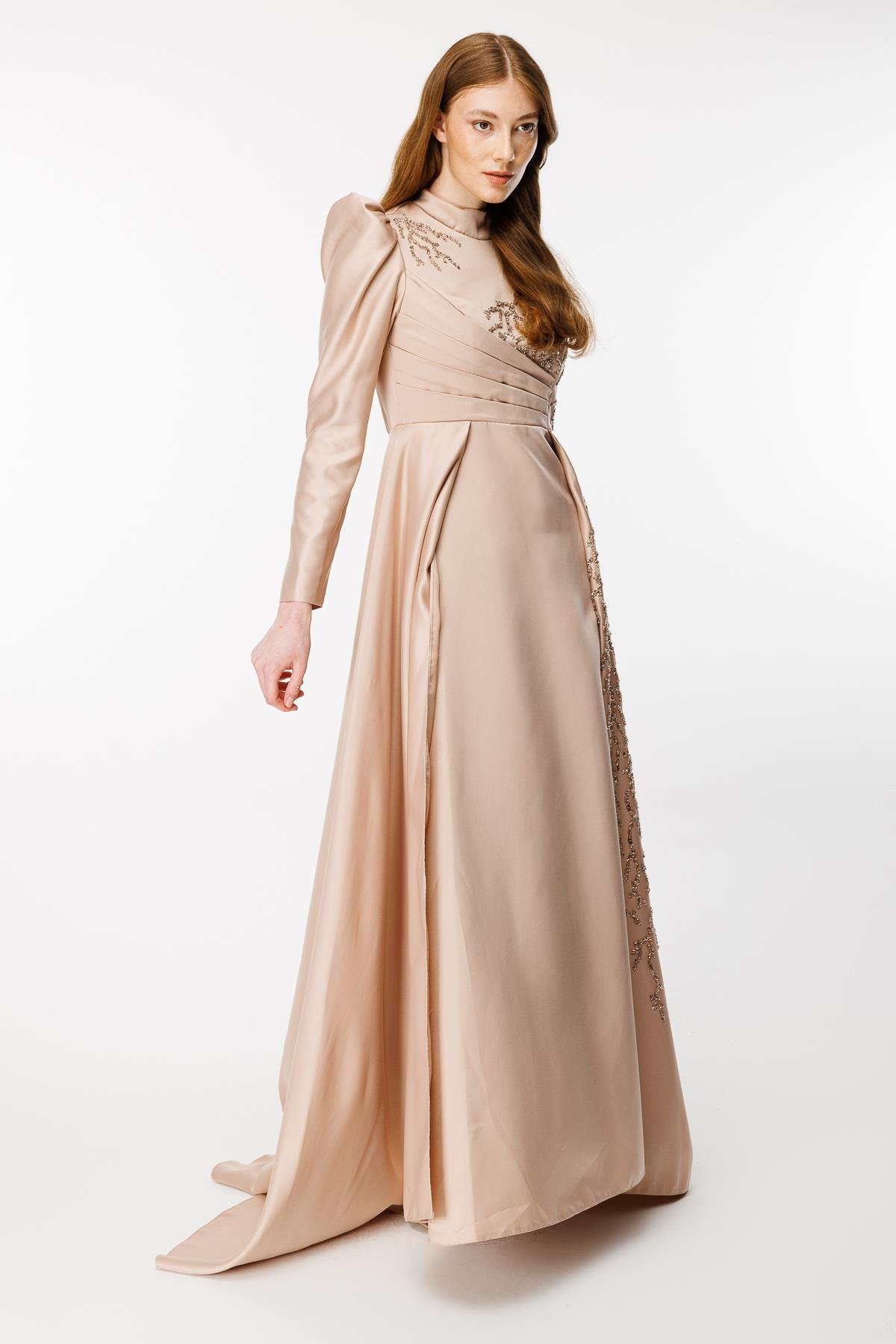 Yaka Ve Eteği İşlemeli Kuyruklu Abiye - GOLD