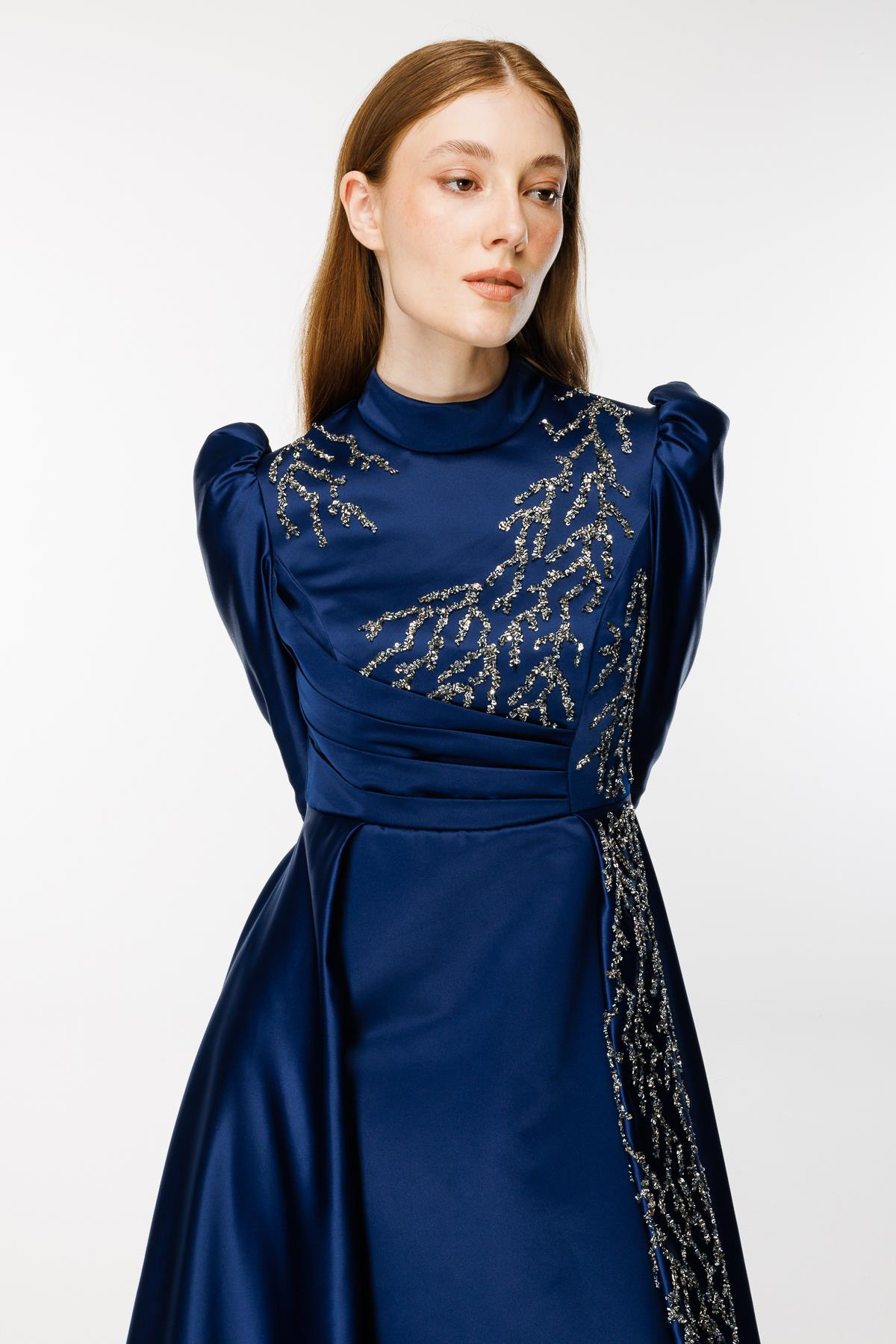 Yaka Ve Eteği İşlemeli Kuyruklu Abiye - LACI