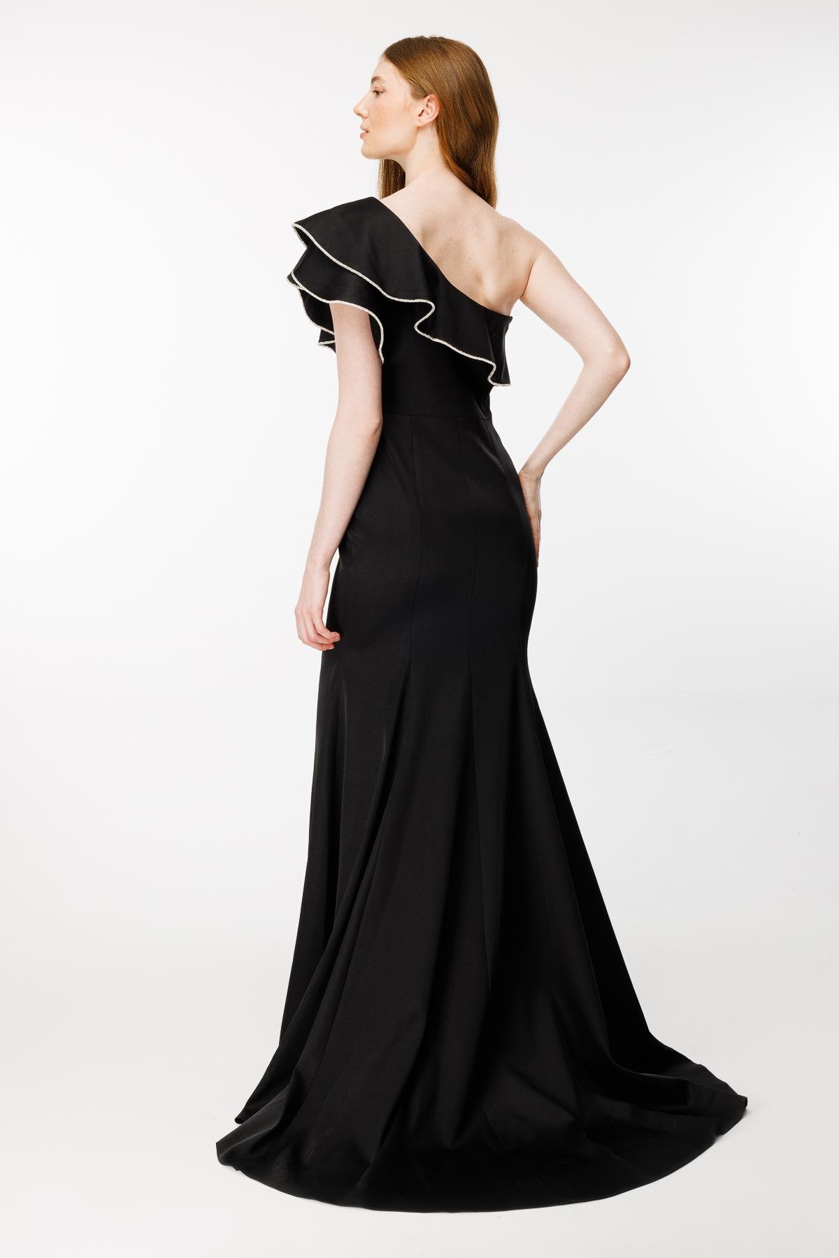 Yakası Taşlı Ve Yırtmaçlı Uzun Abiye - SİYAH