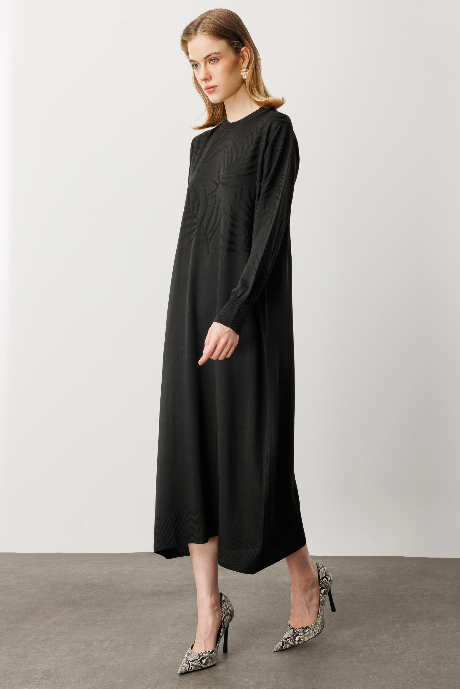 Yaprak Desenli Uzun Triko Elbise-SİYAH