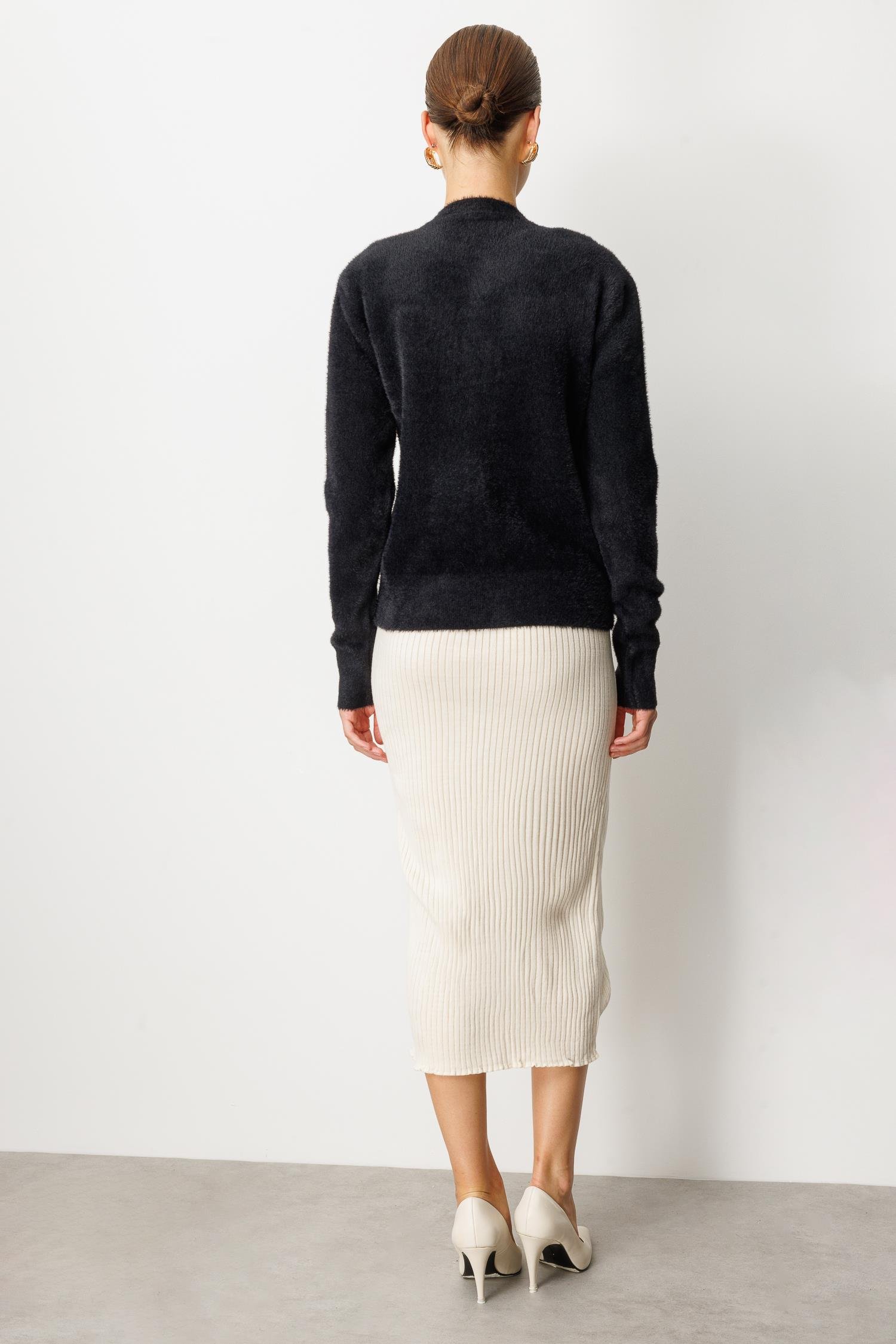 Yumuşak Dokulu Broş Detay Triko Hırka-SİYAH