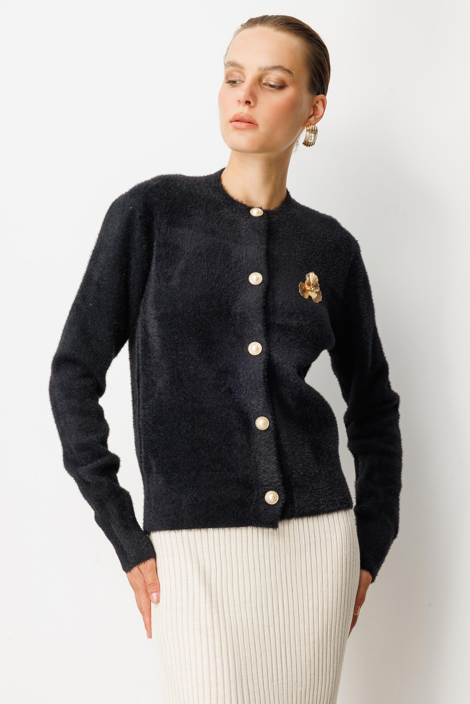 Yumuşak Dokulu Broş Detay Triko Hırka-SİYAH