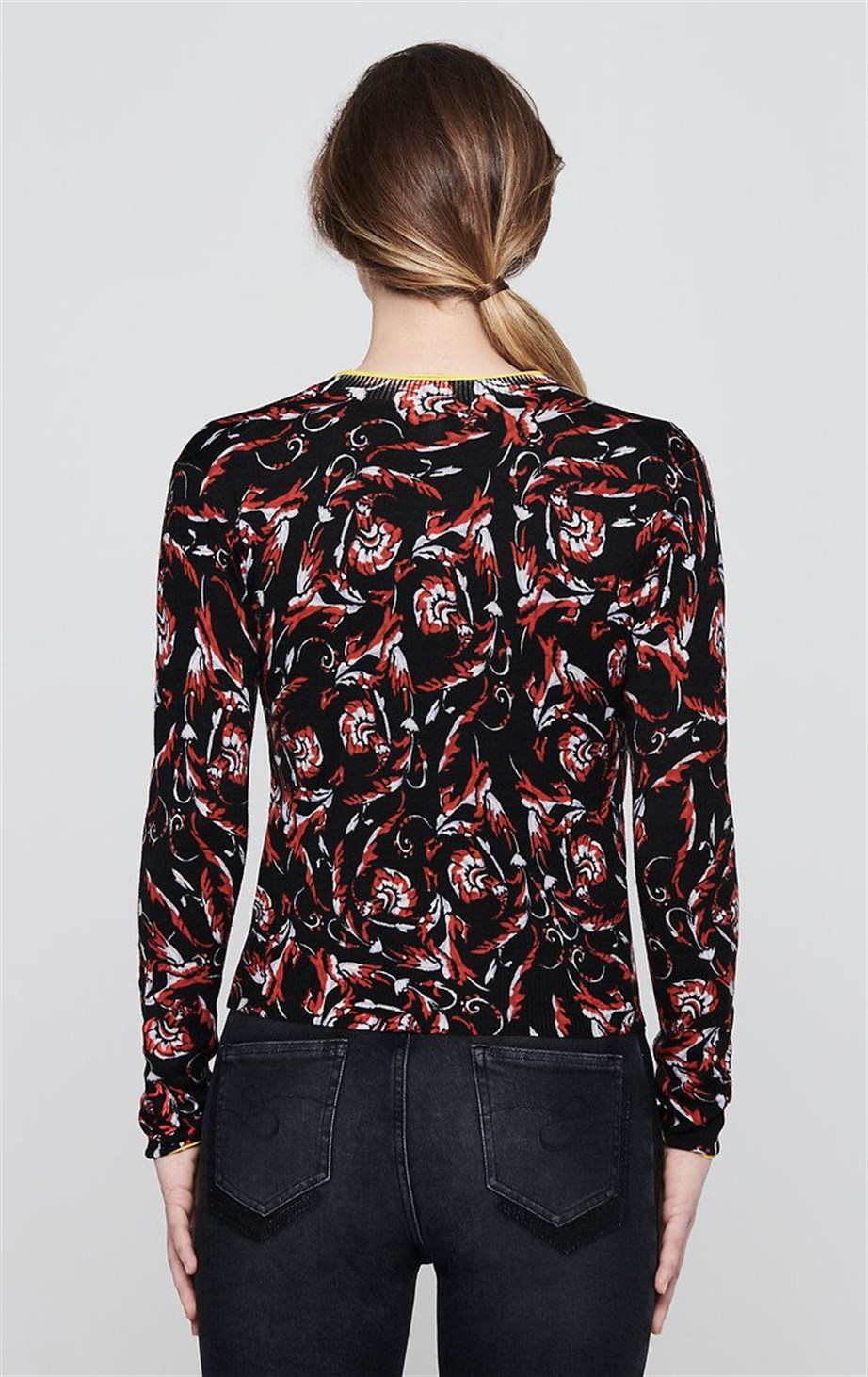 ESCADA  HIRKA