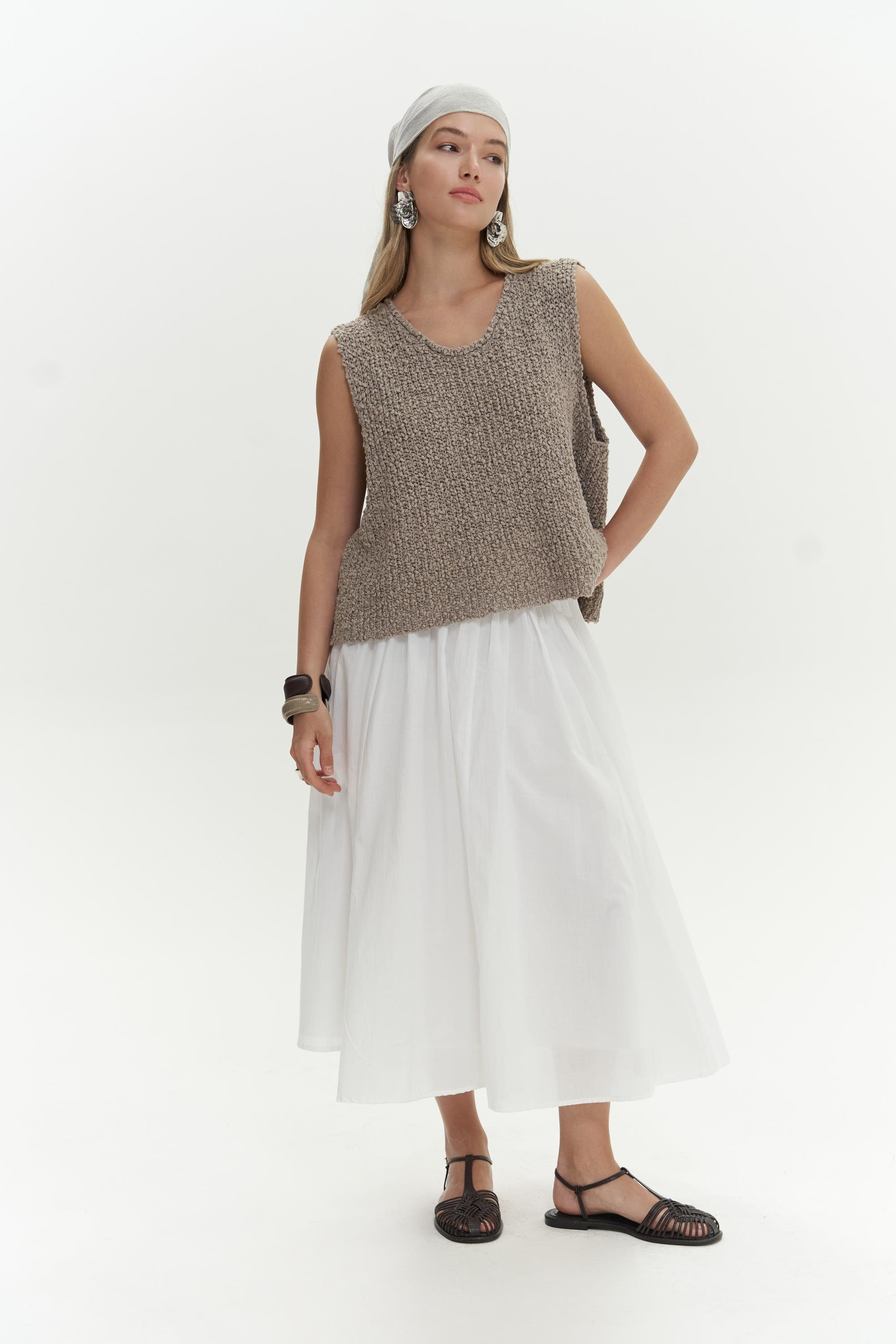 Amaya Bilek Hizasında Pileli Beyaz Etek