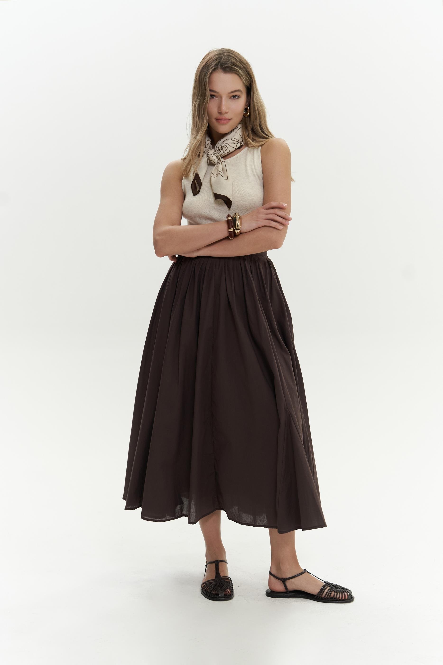 Amaya Bilek Hizasında Pileli Kahve Etek