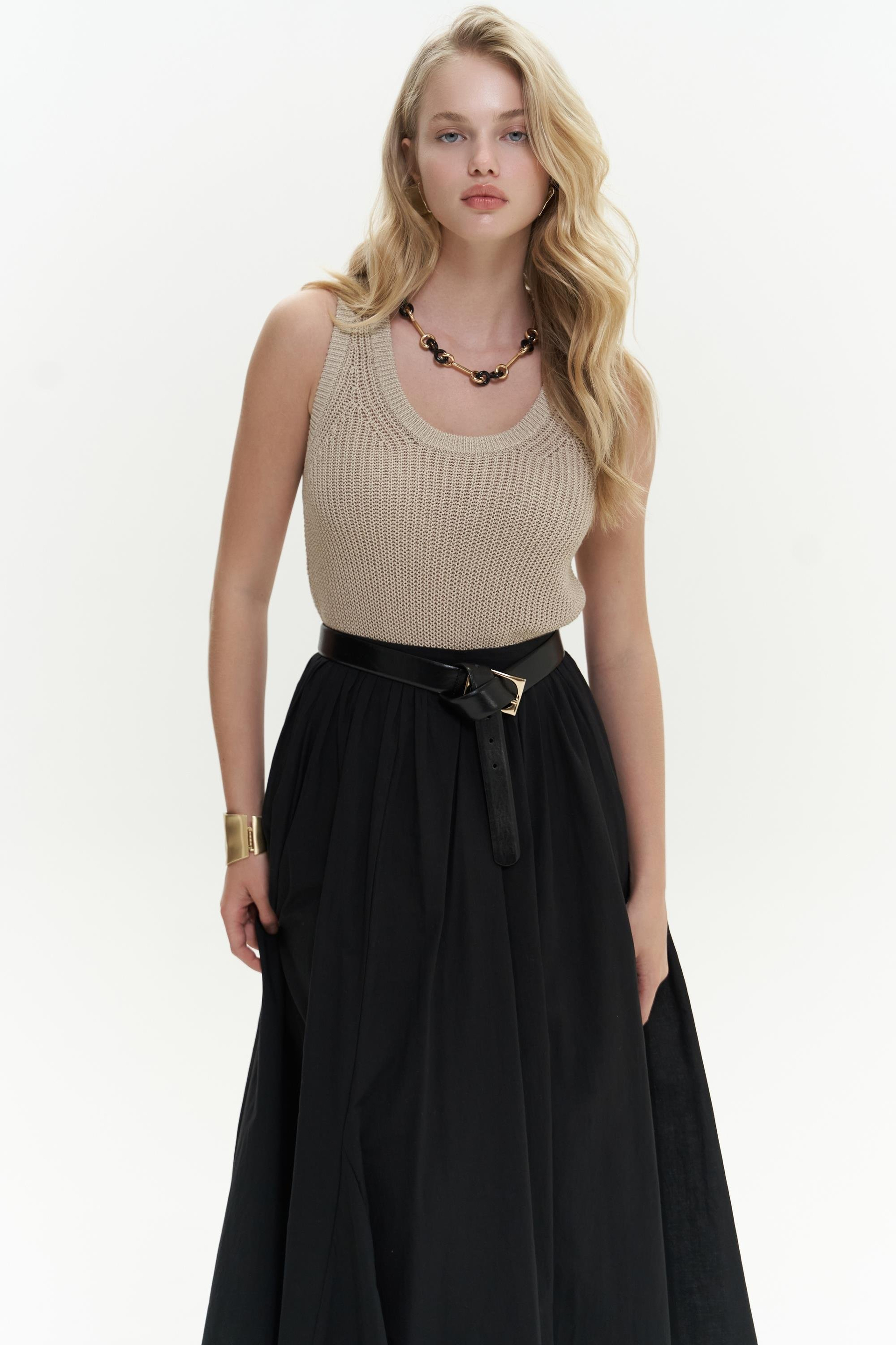 Amaya Bilek Hizasında Pileli Siyah Etek