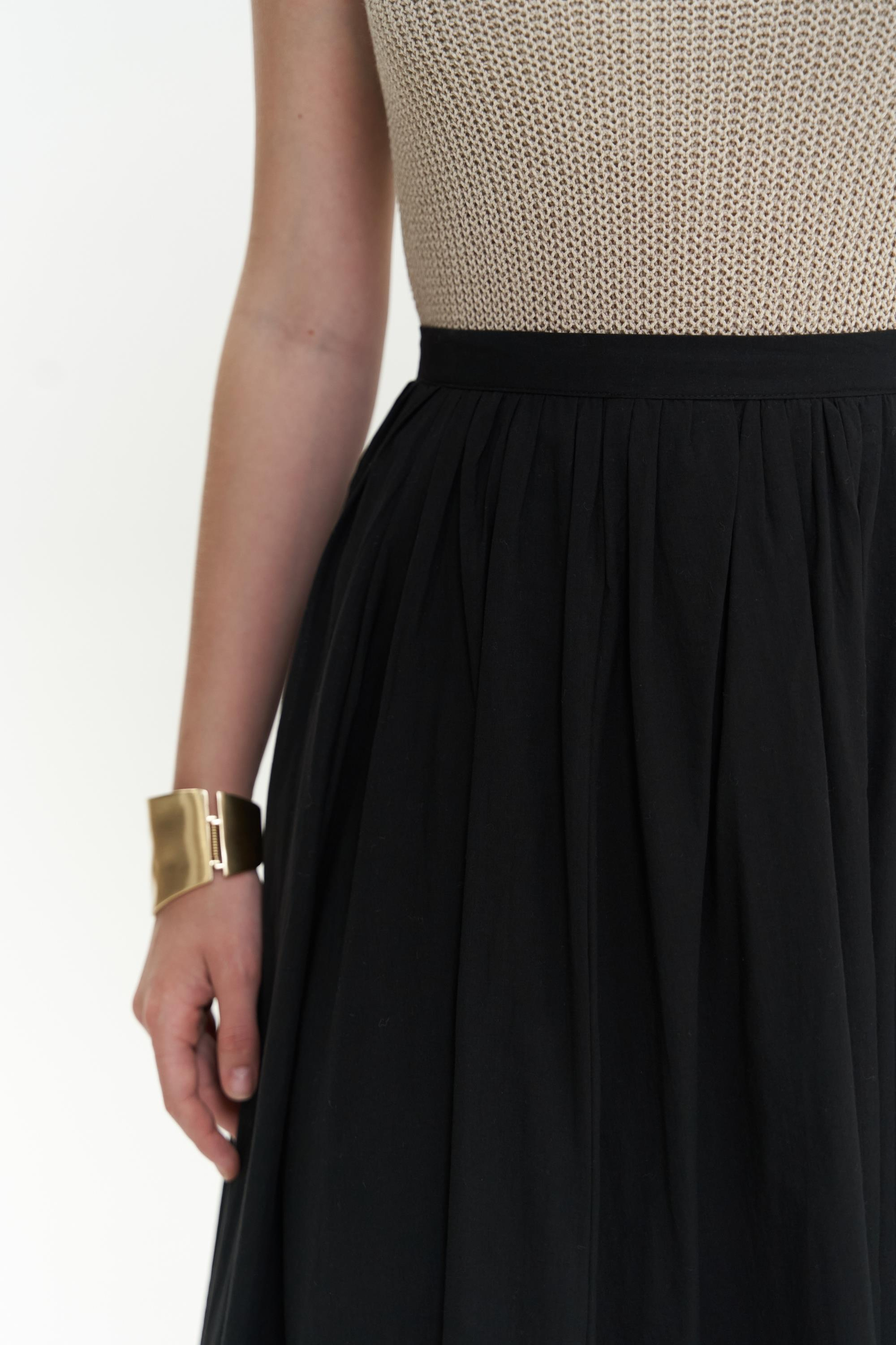 Amaya Bilek Hizasında Pileli Siyah Etek