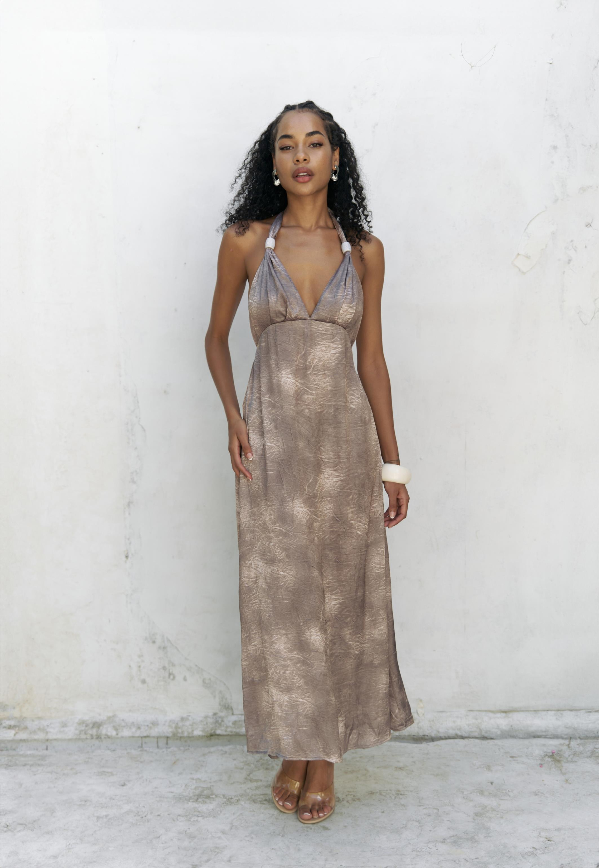 Bahirfiyon Bağlamalı Boncuk Detaylı Vizon Uzun Elbise