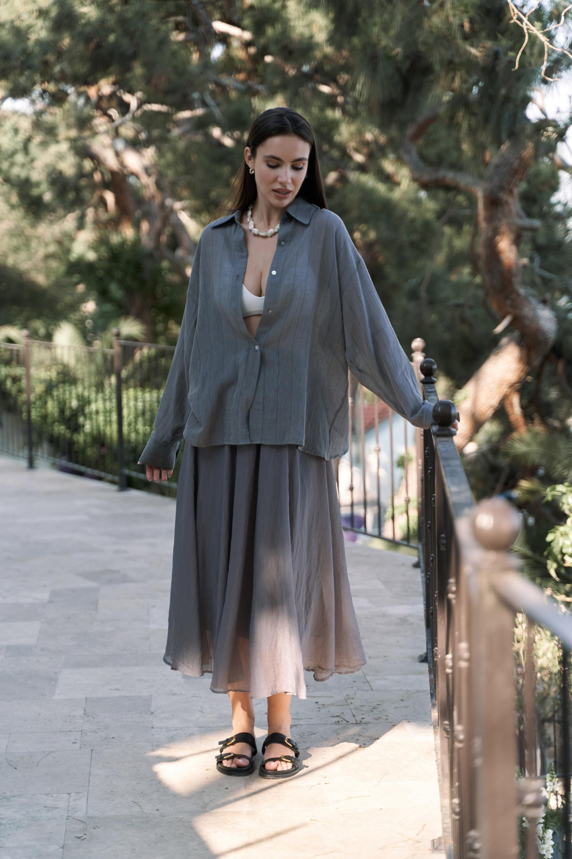 Calynn Sırt Dekolteli Çizgili Füme Keten Gömlek