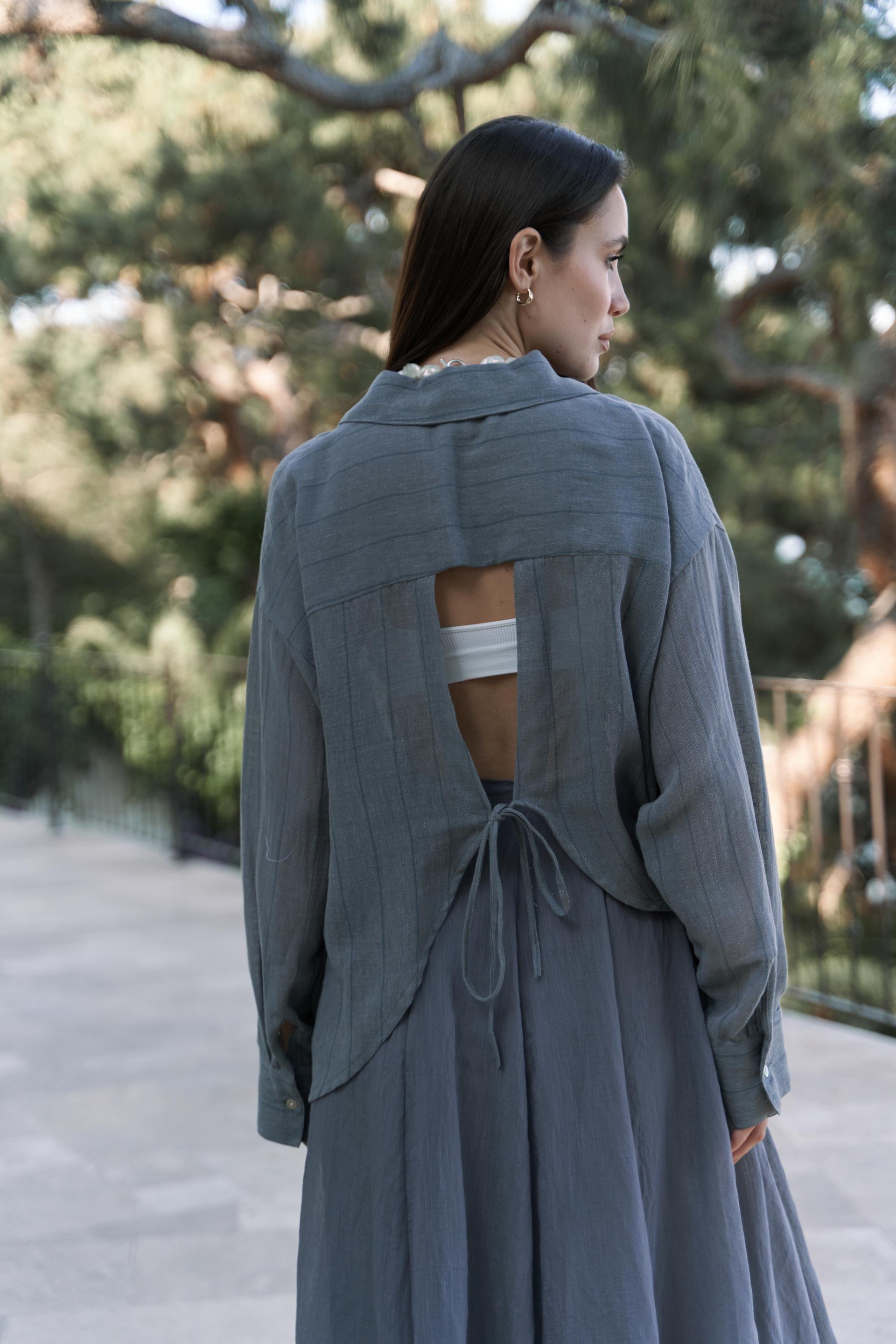 Calynn Sırt Dekolteli Çizgili Füme Keten Gömlek