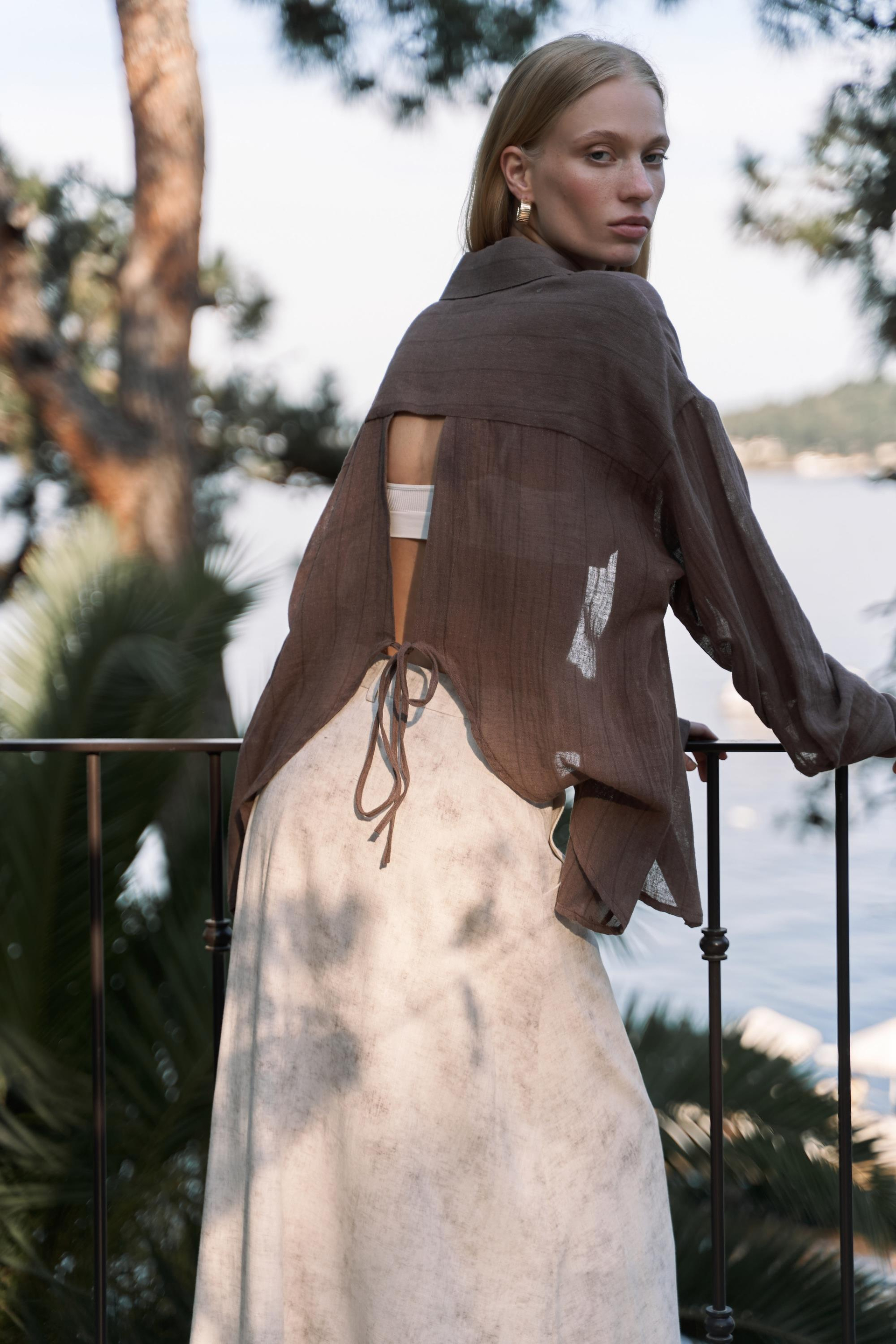 Calynn Sırt Dekolteli Çizgili Kahve Keten Gömlek