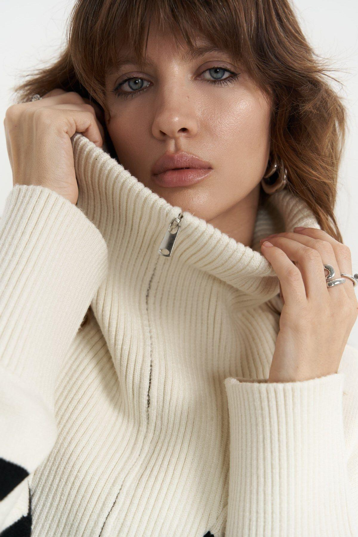 Mai Chelsea Striped Ecru Sweater With Zip