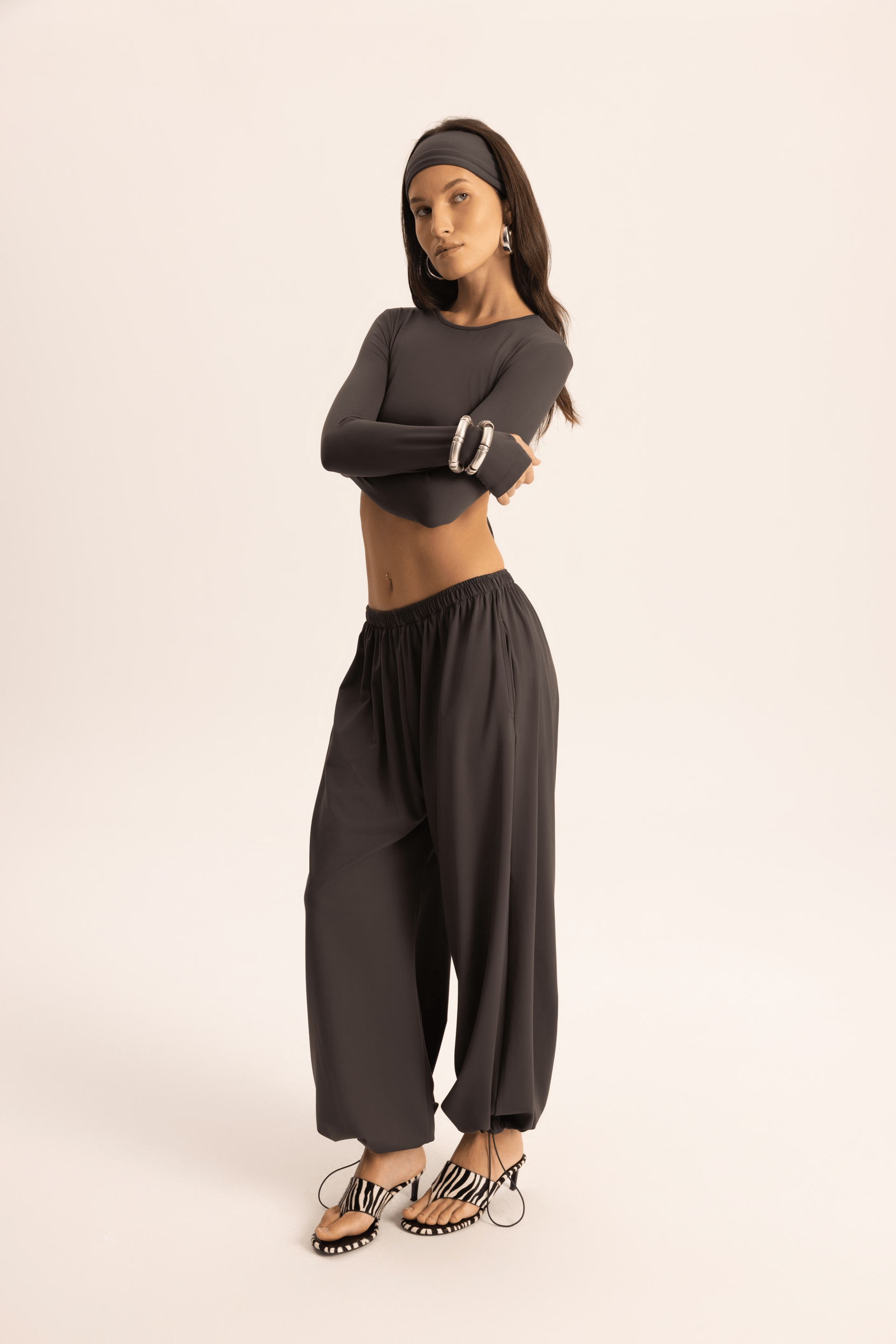 Divya Bandana Detaylı Antrasit Crop Eşofman Takımı