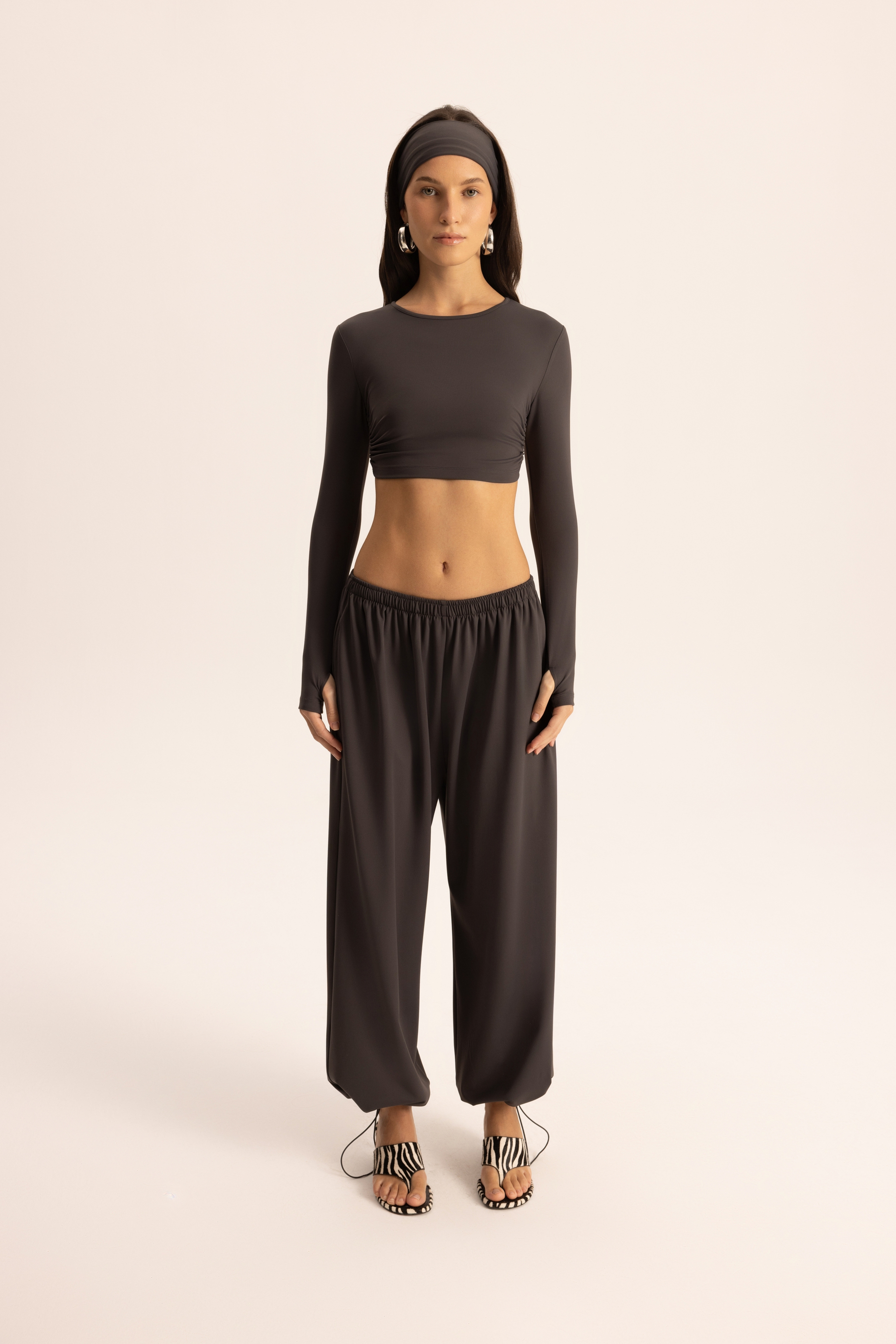 Divya Bandana Detaylı Antrasit Crop Eşofman Takımı