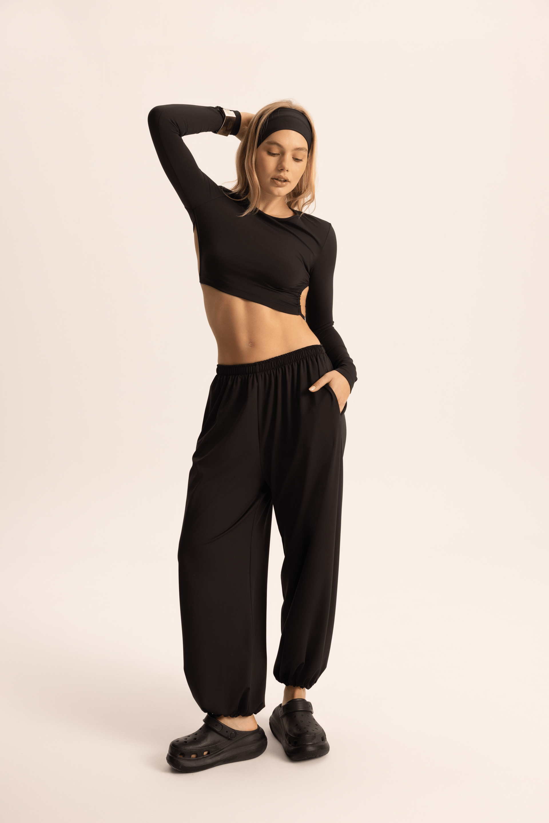 Divya Bandana Detaylı Siyah Crop Eşofman Takımı