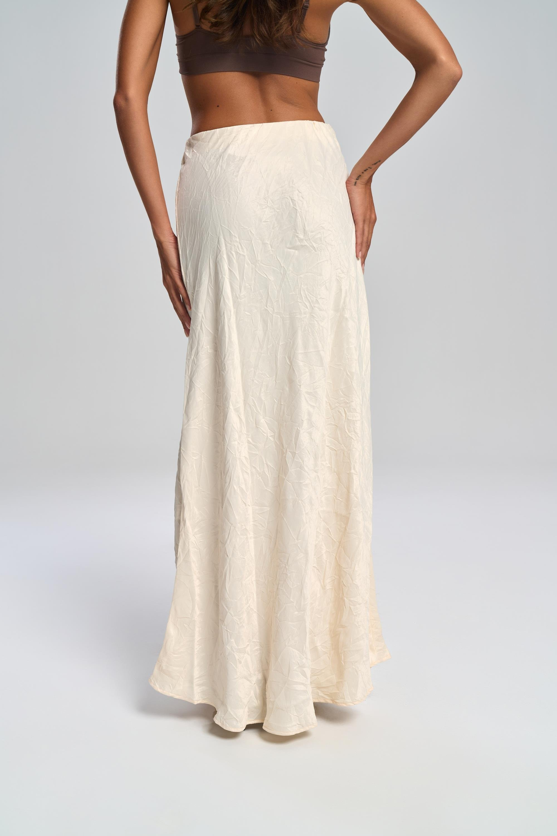 Eubah Kırışık Uzun Ekru Saten Etek