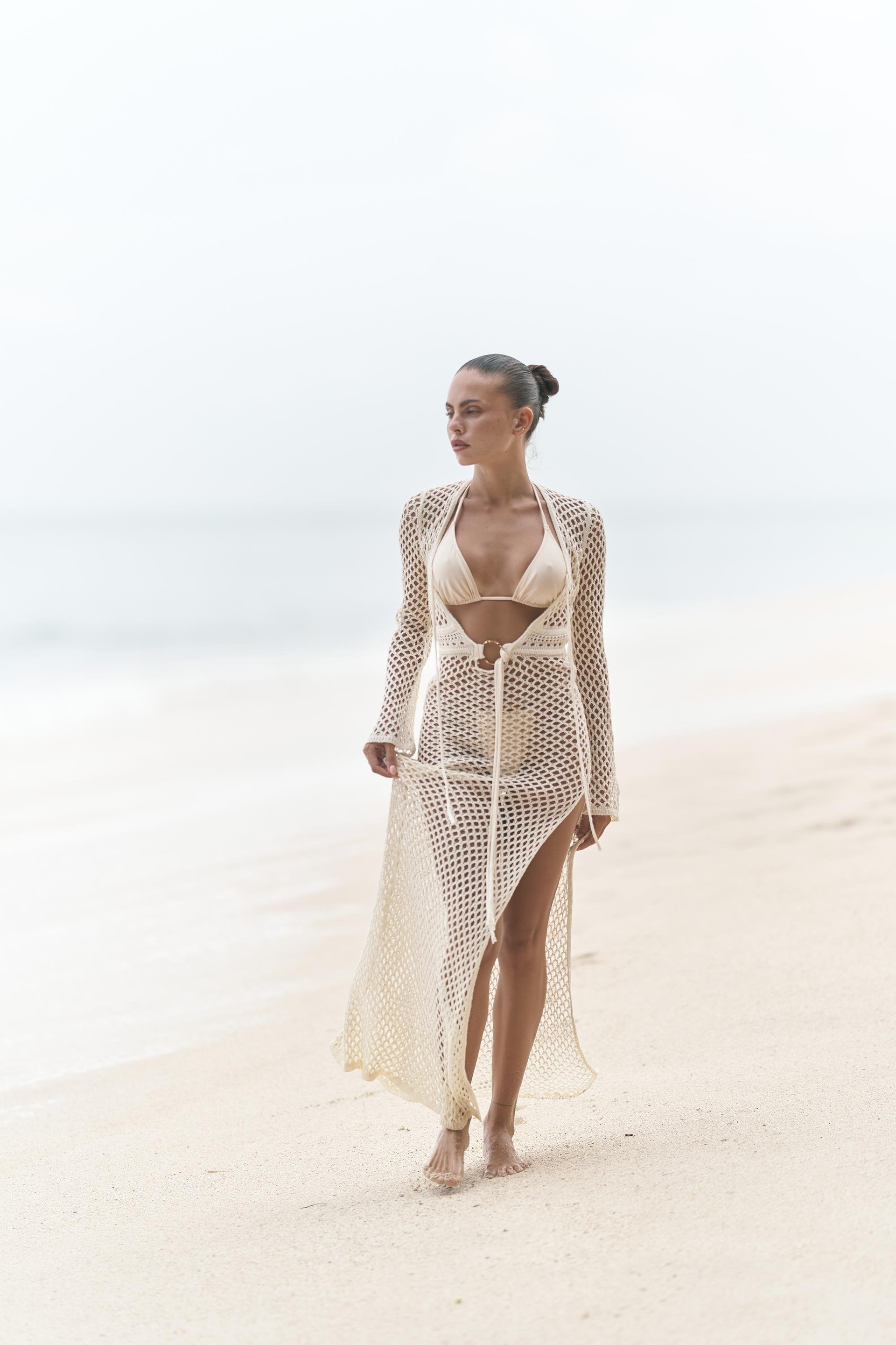 Fajahar Dekolteli Bağcıklı Bej Triko Uzun Elbise