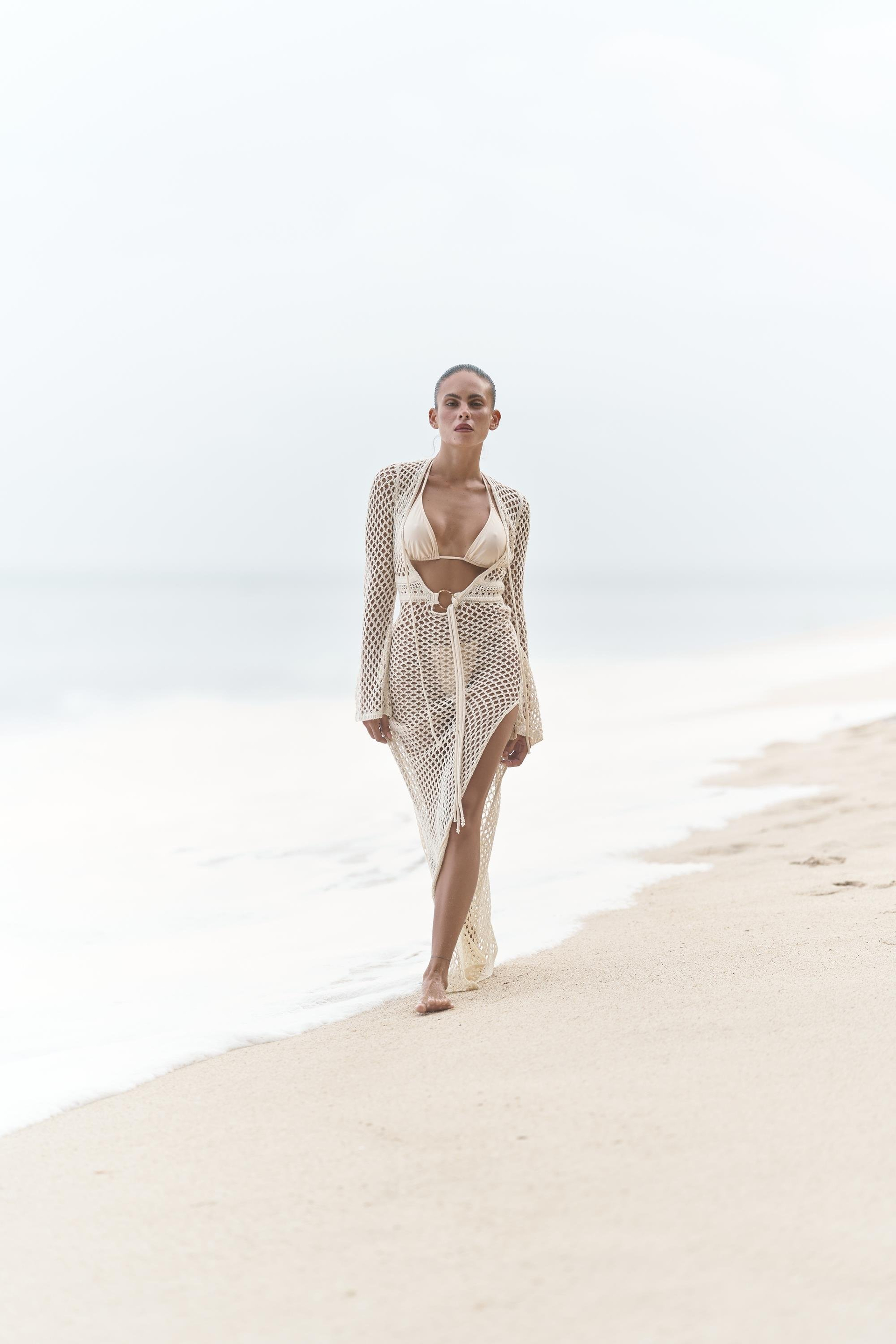 Fajahar Dekolteli Bağcıklı Bej Triko Uzun Elbise