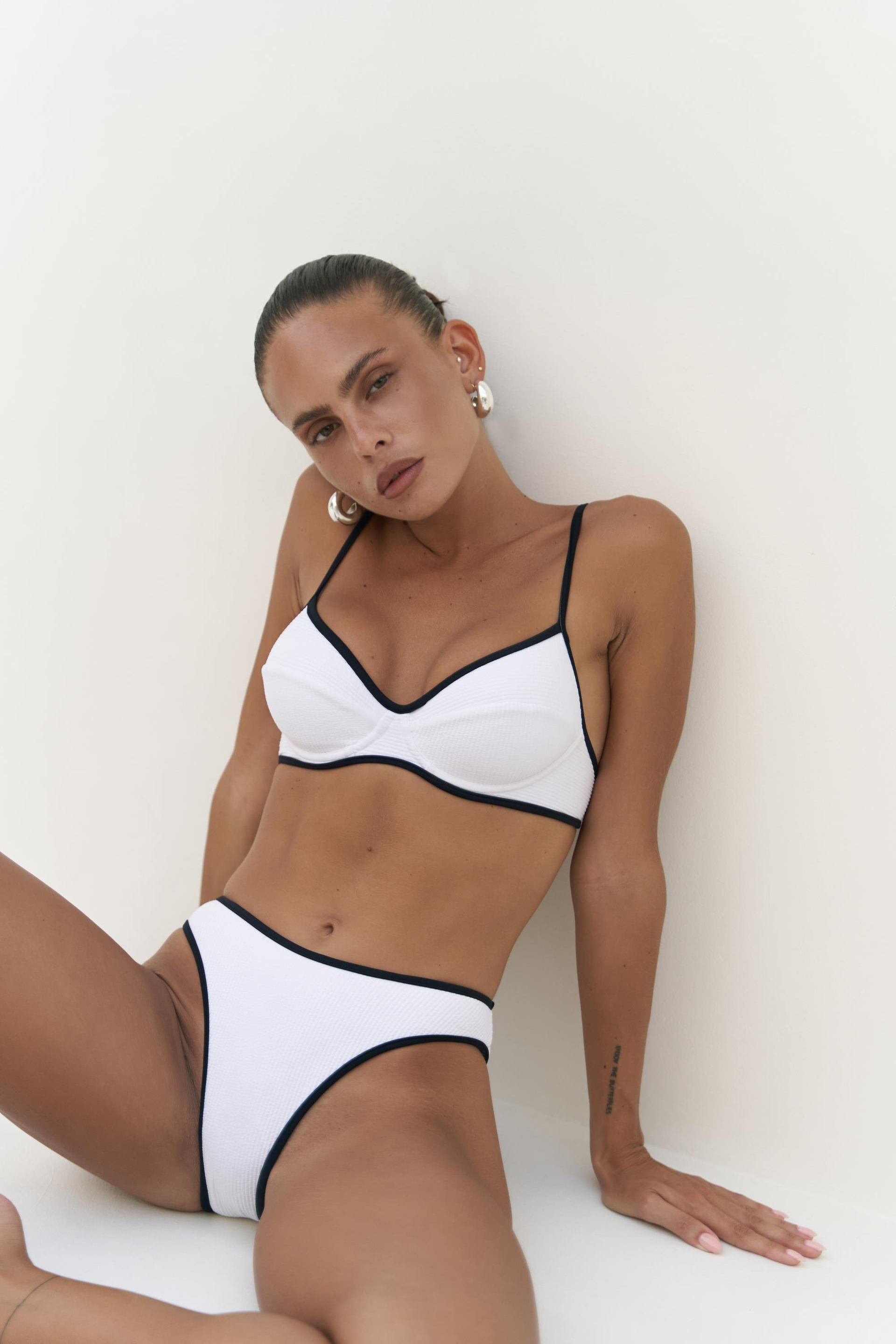 Laili Kontrast Şerit Detaylı Beyaz Bikini Üstü