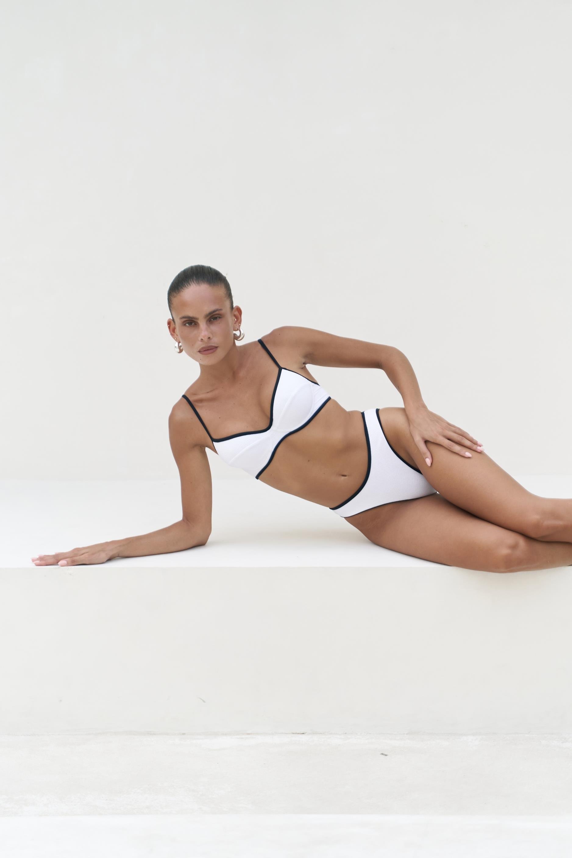 Laili Kontrast Şerit Detaylı Beyaz Bikini Üstü