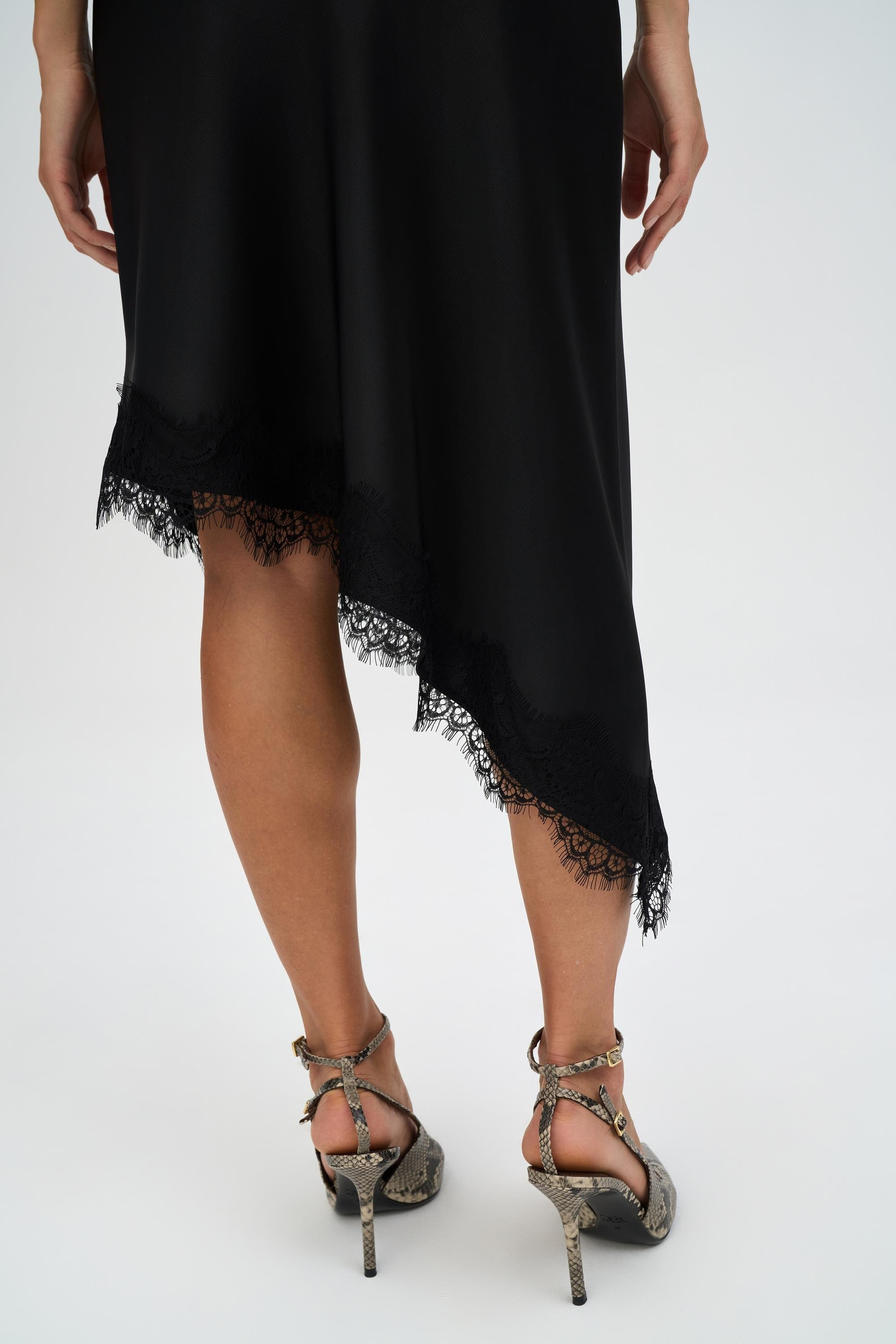 Lina Dantel Detay Siyah Saten Etek