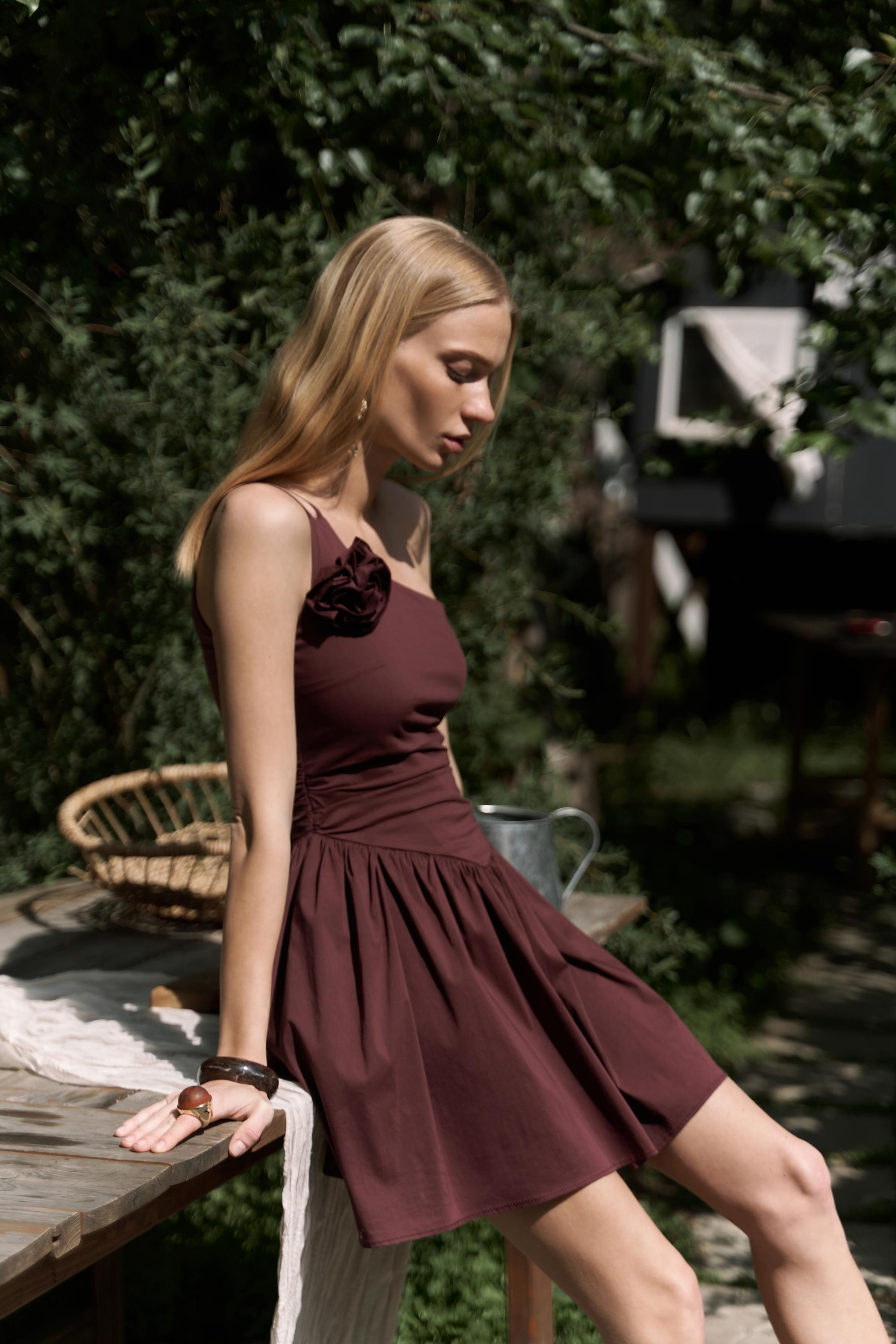 Lissa Tek Omuz Gül Detay Bordo Mini Elbise