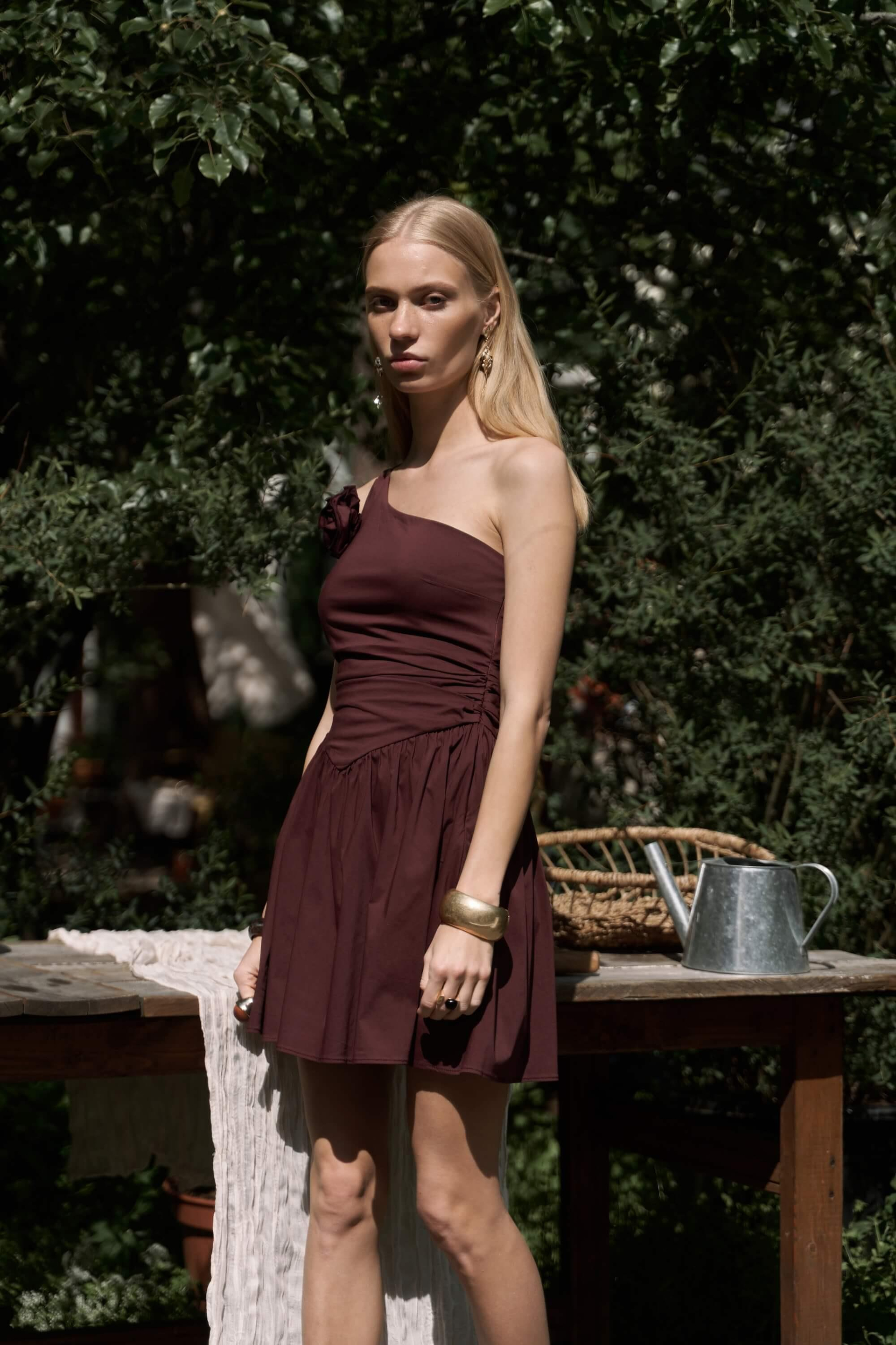 Lissa Tek Omuz Gül Detay Bordo Mini Elbise