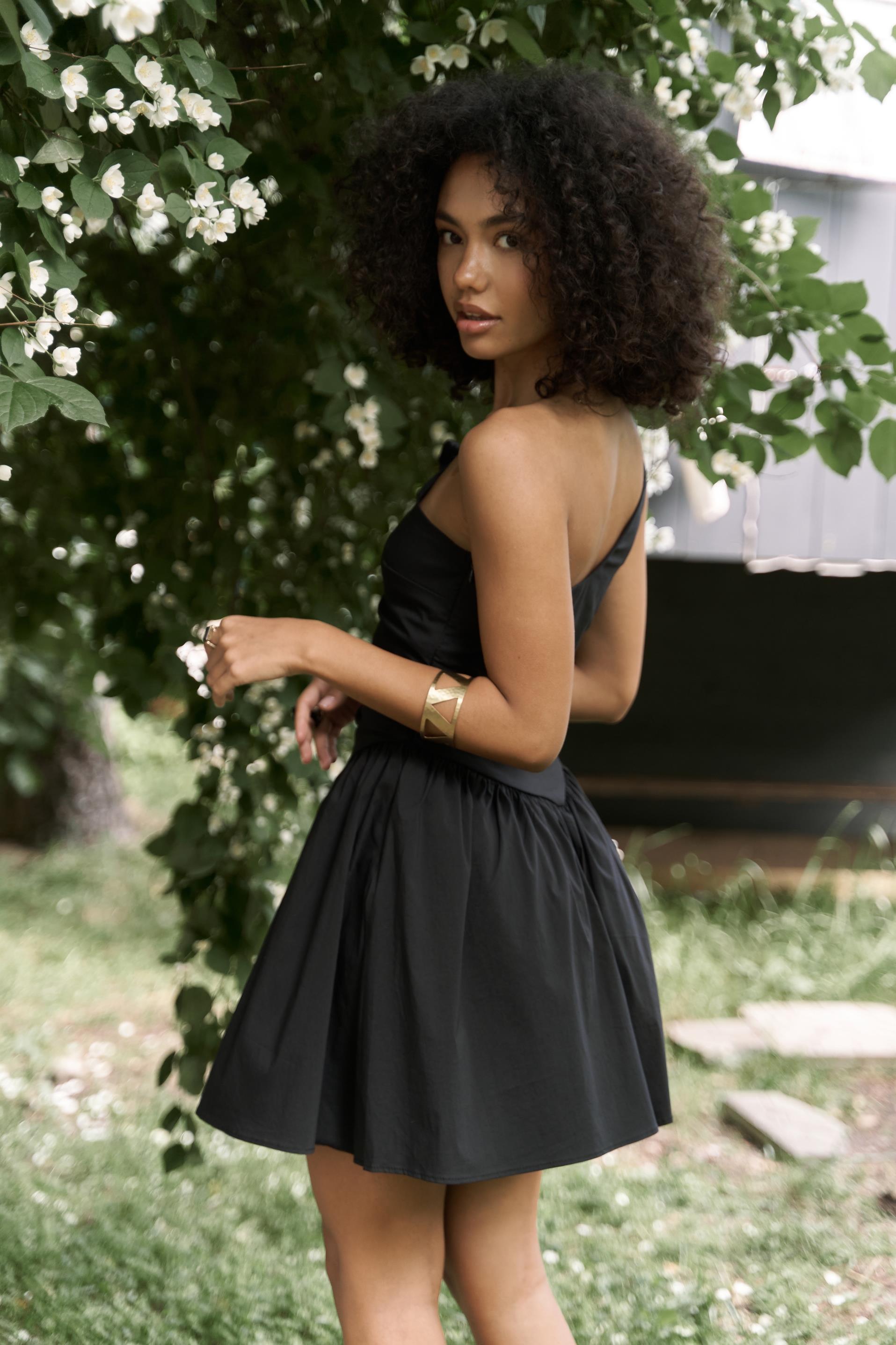 Lissa Tek Omuz Gül Detay Siyah Mini Elbise