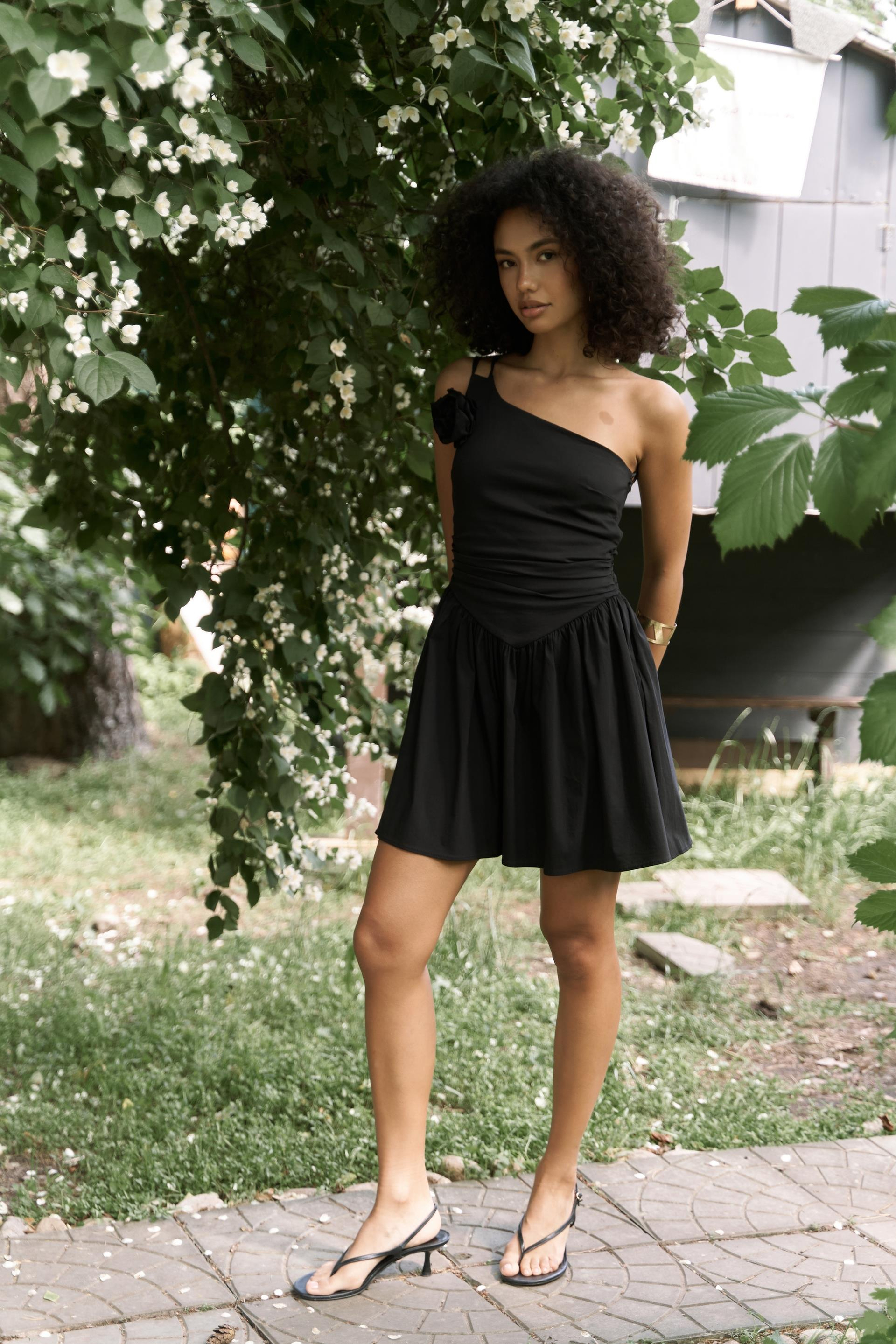 Lissa Tek Omuz Gül Detay Siyah Mini Elbise