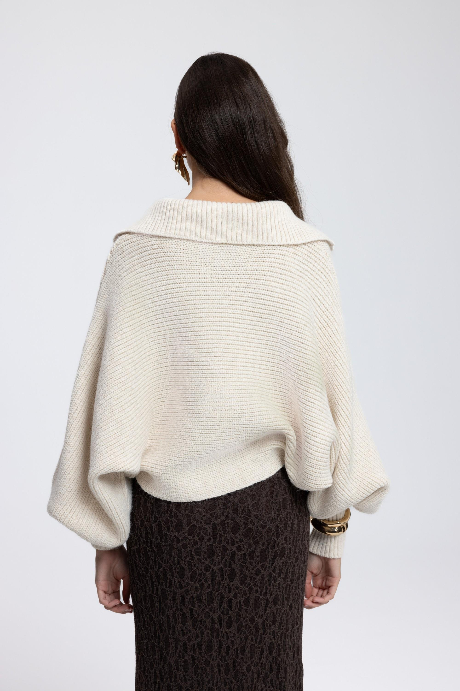 Livia Bej Yakalı Kazak