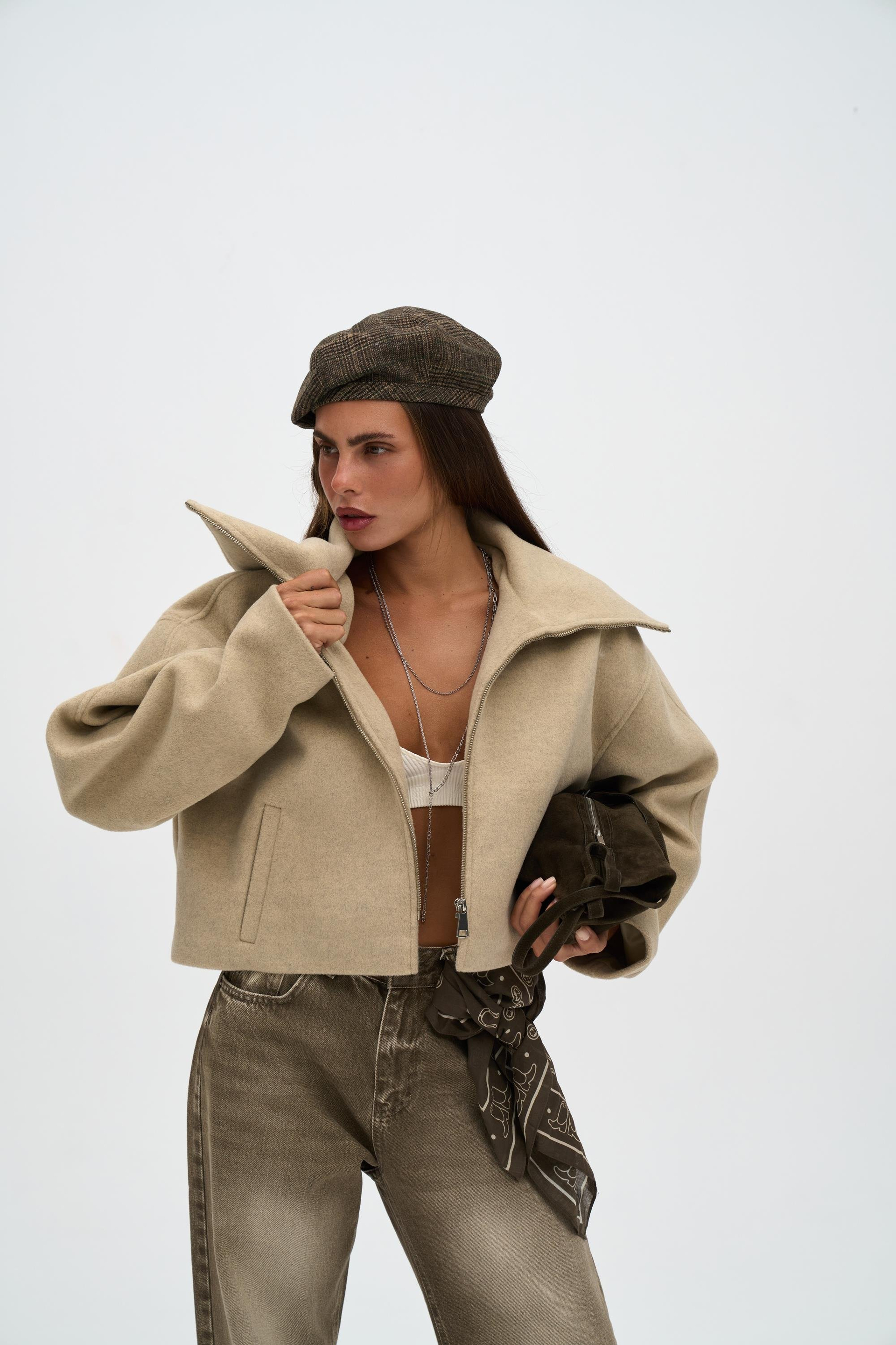 Maine Dökümlü Yaka Bej Kısa Ceket