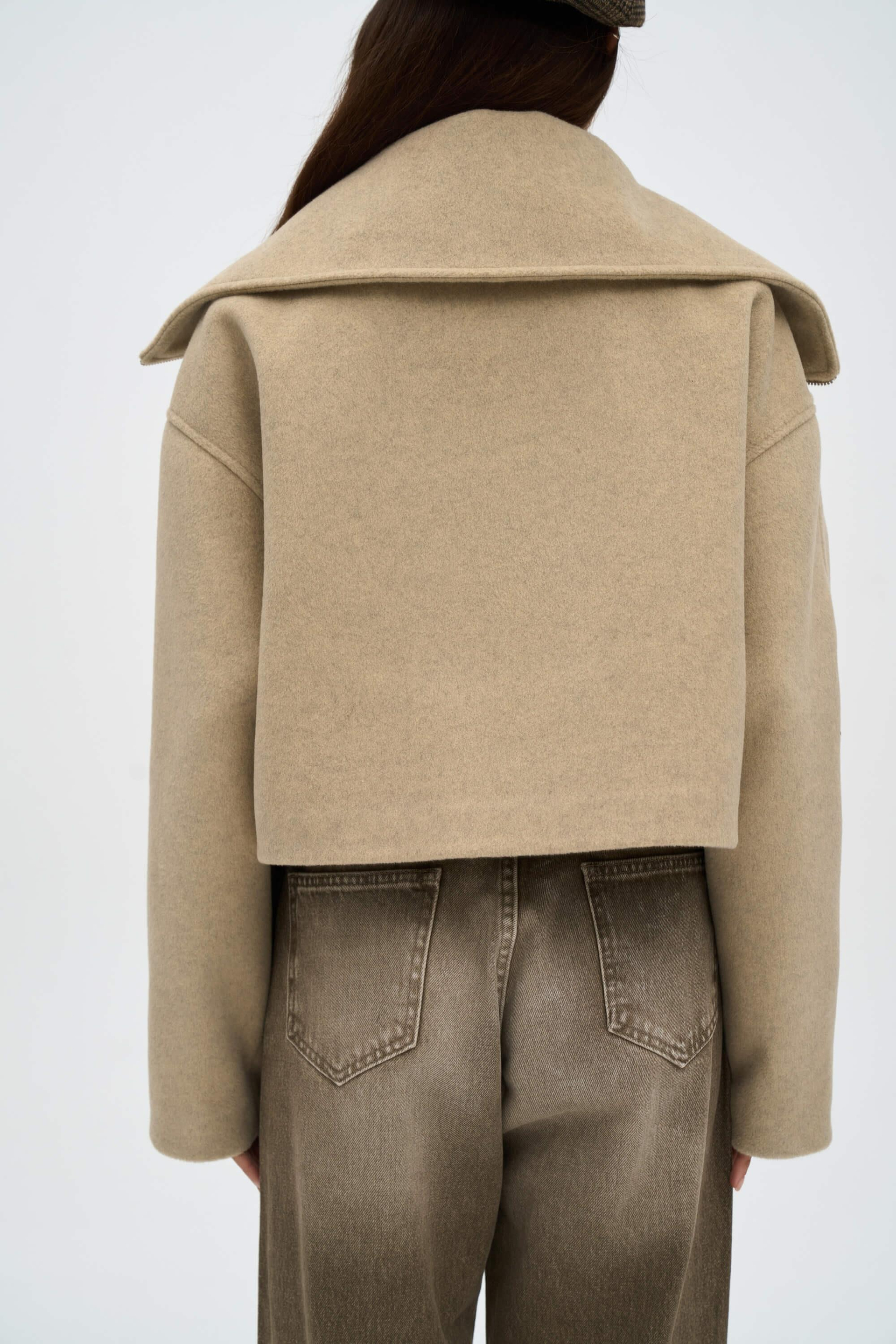 Maine Dökümlü Yaka Bej Kısa Ceket