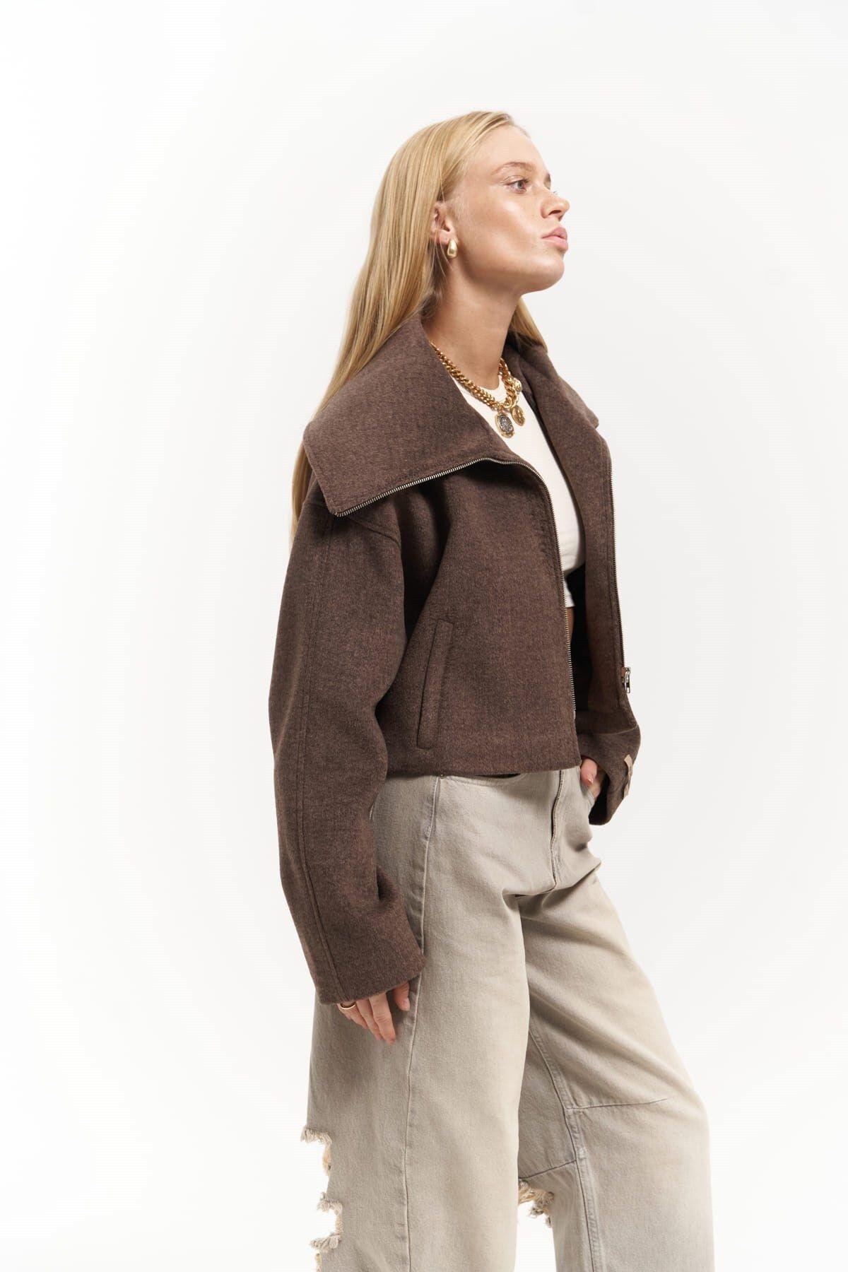 Maine Dökümlü Yaka Kahve Kısa Ceket